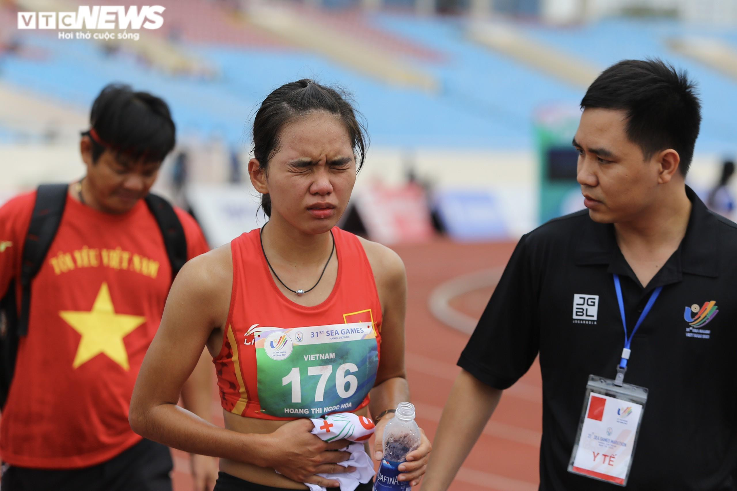 Nữ VĐV Việt Nam kiệt sức, nôn khan sau khi về đích marathon - 6