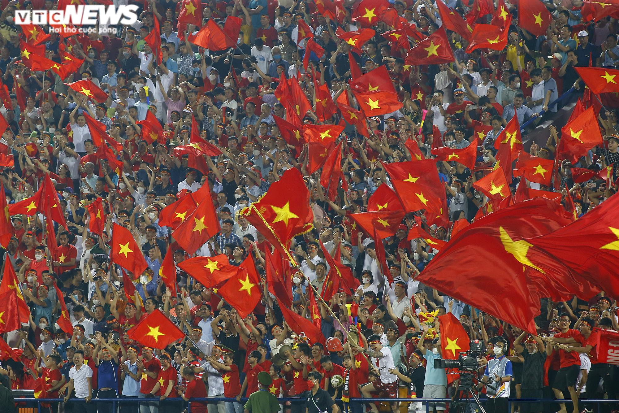 Nhìn lại khoảnh khắc Tiến Linh bùng nổ, khán đài rợp cờ đỏ, vỡ òa niềm vui - 3