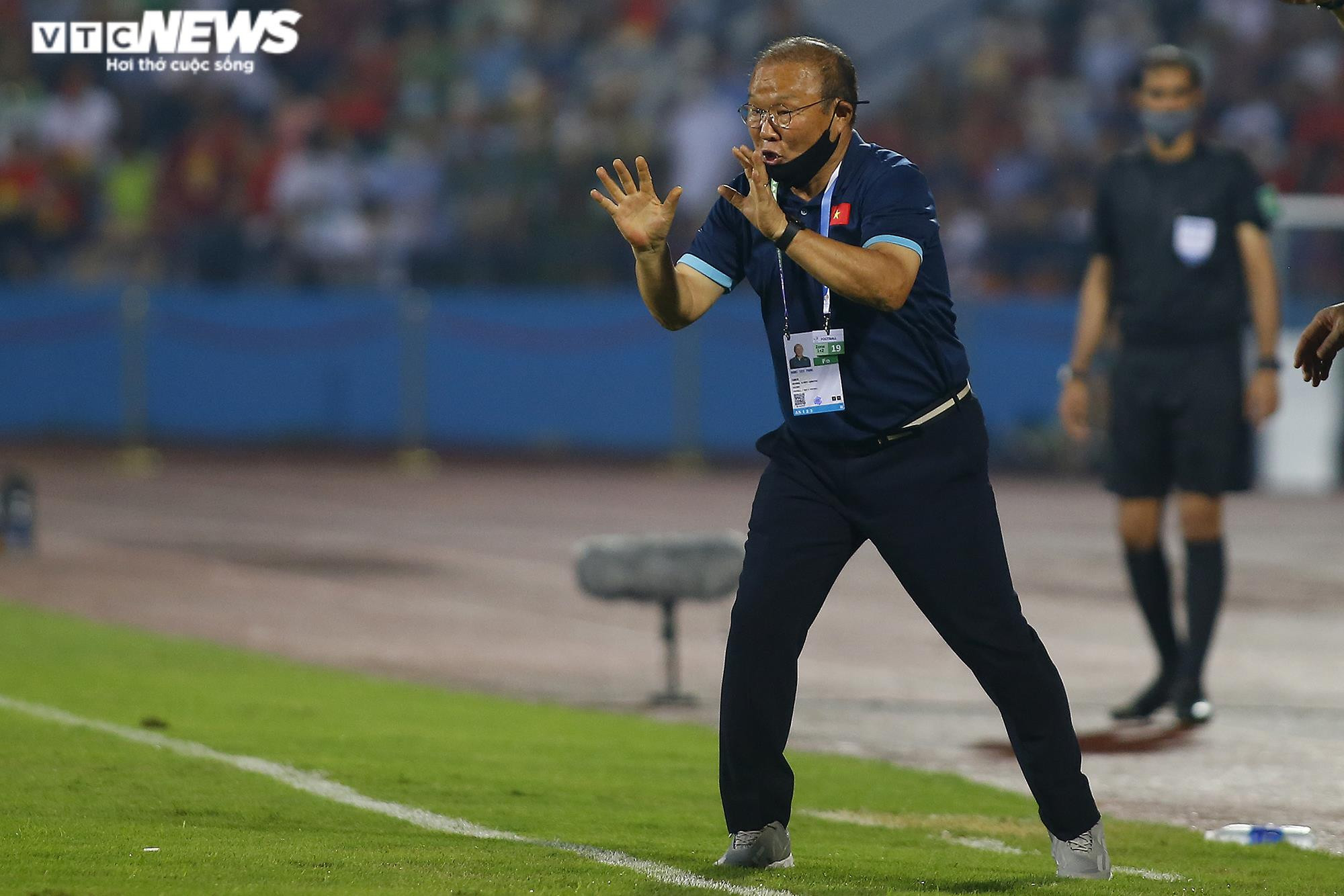 Nhìn lại khoảnh khắc Tiến Linh bùng nổ, khán đài rợp cờ đỏ, vỡ òa niềm vui - 14