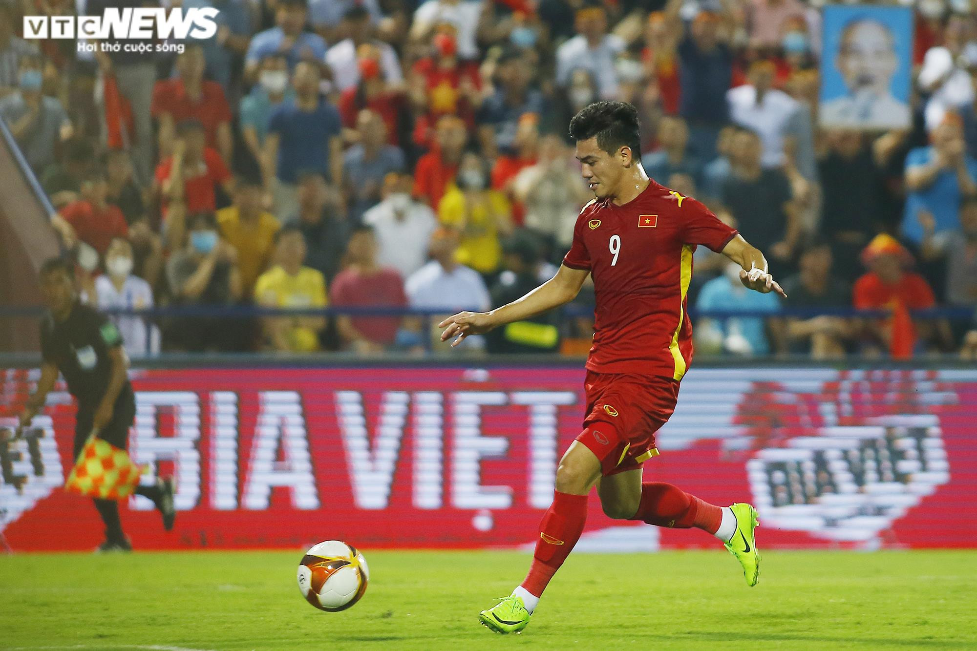 Nhìn lại khoảnh khắc Tiến Linh bùng nổ, khán đài rợp cờ đỏ, vỡ òa niềm vui - 10