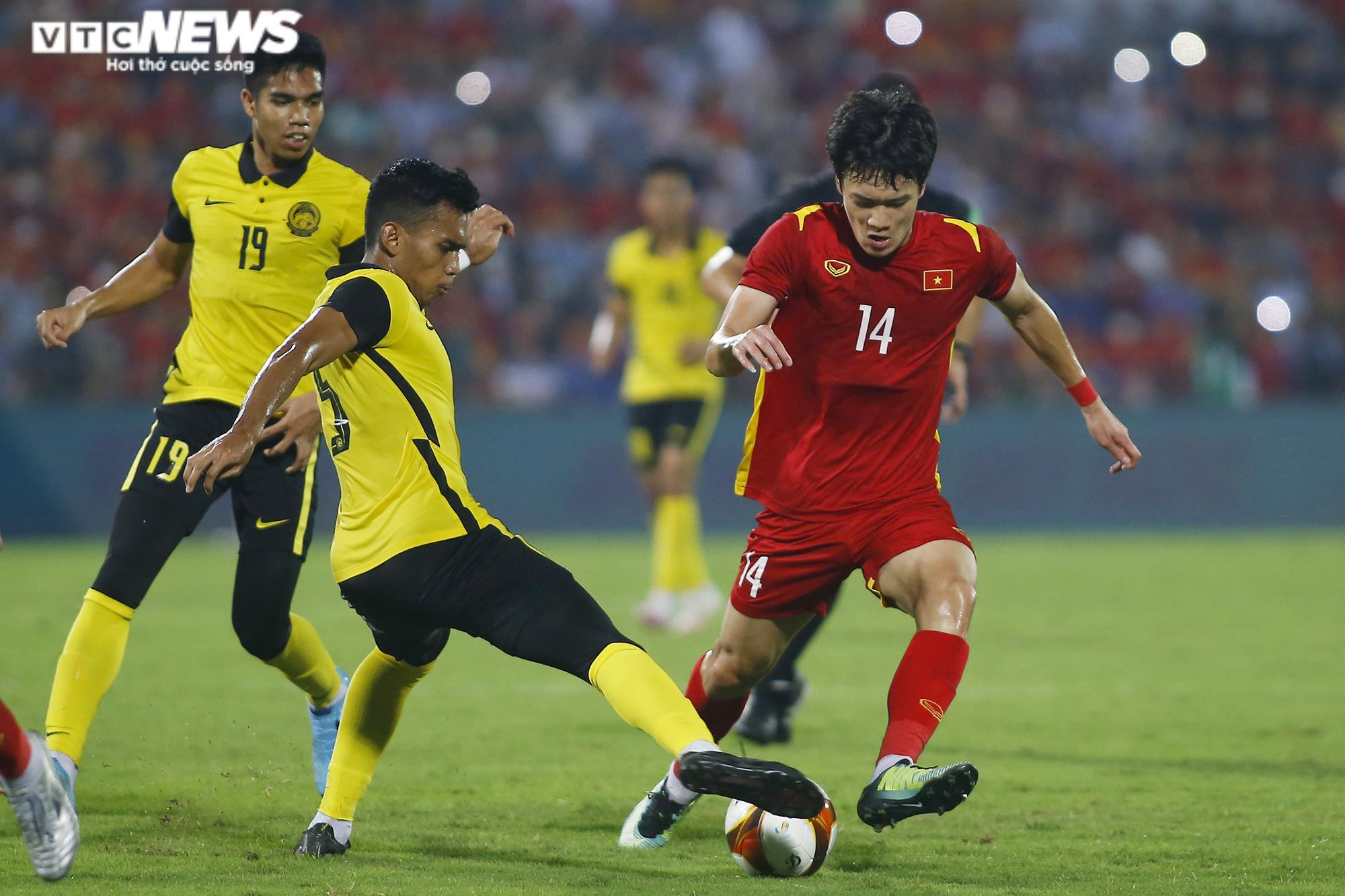 Nhìn lại khoảnh khắc Tiến Linh bùng nổ, khán đài rợp cờ đỏ, vỡ òa niềm vui - 7