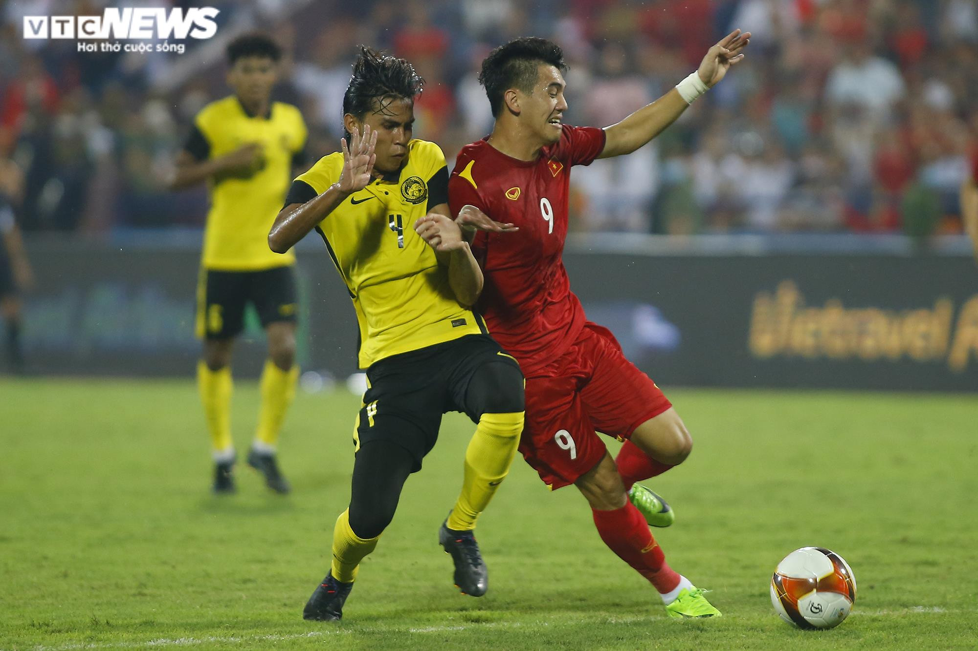 Nhìn lại khoảnh khắc Tiến Linh bùng nổ, khán đài rợp cờ đỏ, vỡ òa niềm vui - 11