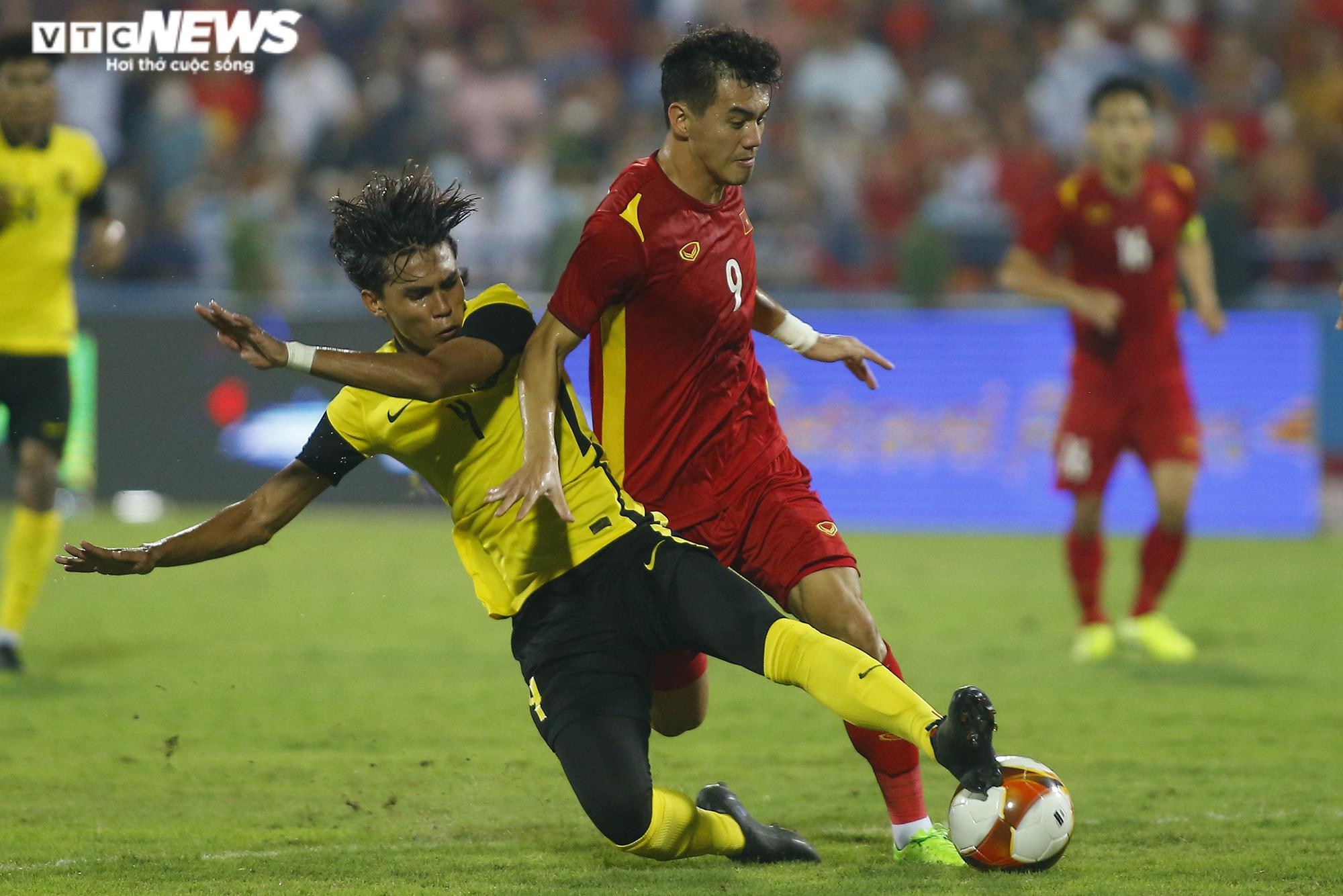 Nhìn lại khoảnh khắc Tiến Linh bùng nổ, khán đài rợp cờ đỏ, vỡ òa niềm vui - 12