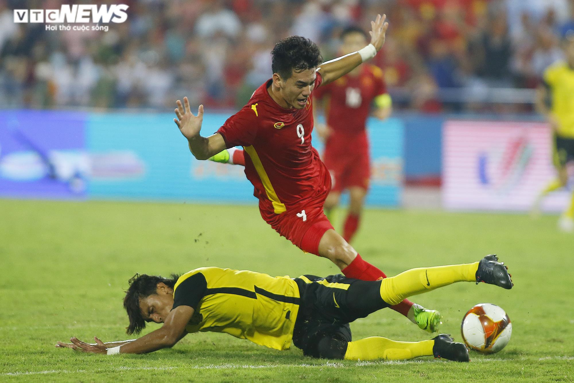 Nhìn lại khoảnh khắc Tiến Linh bùng nổ, khán đài rợp cờ đỏ, vỡ òa niềm vui - 13