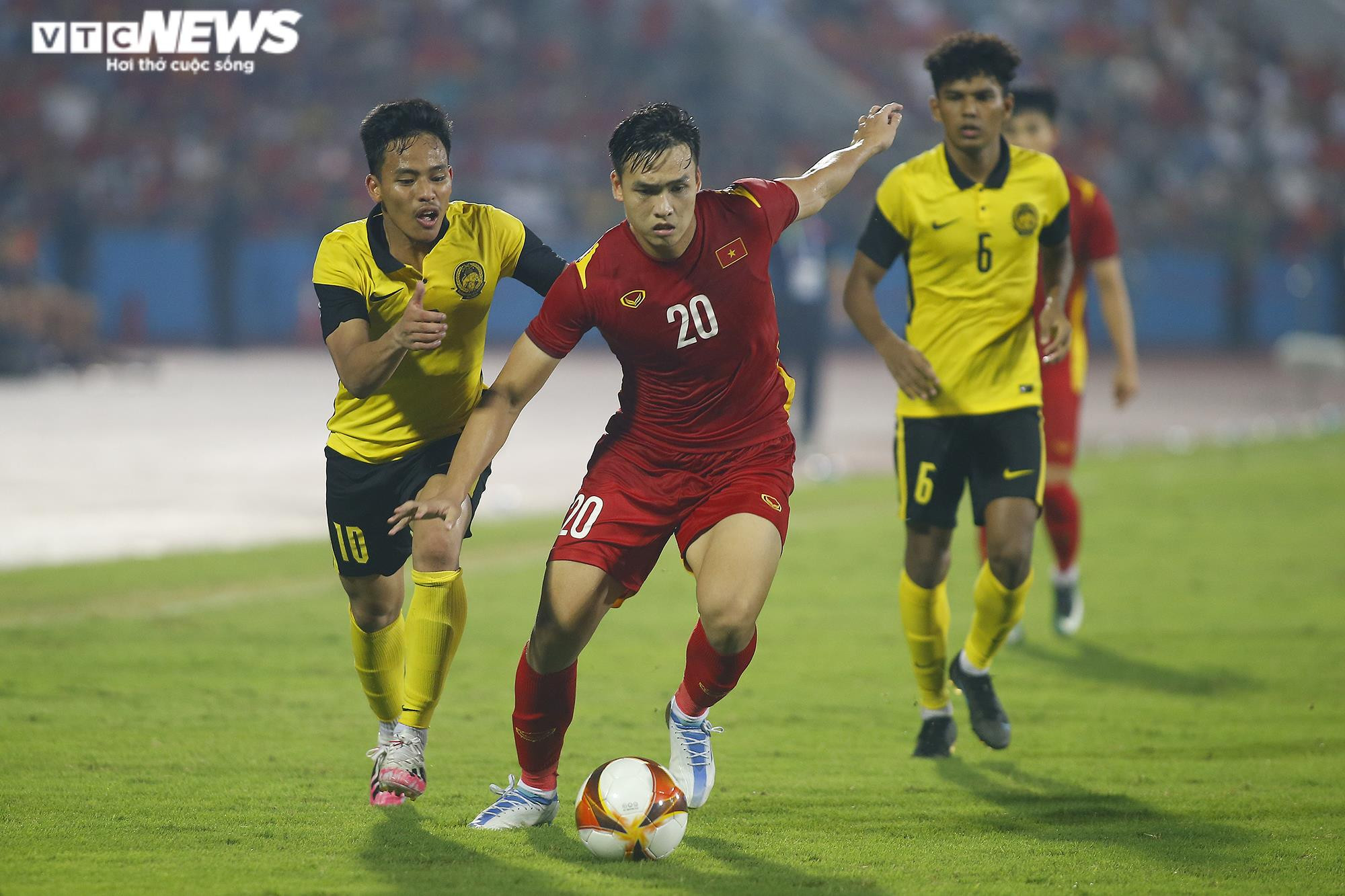 Nhìn lại khoảnh khắc Tiến Linh bùng nổ, khán đài rợp cờ đỏ, vỡ òa niềm vui - 6