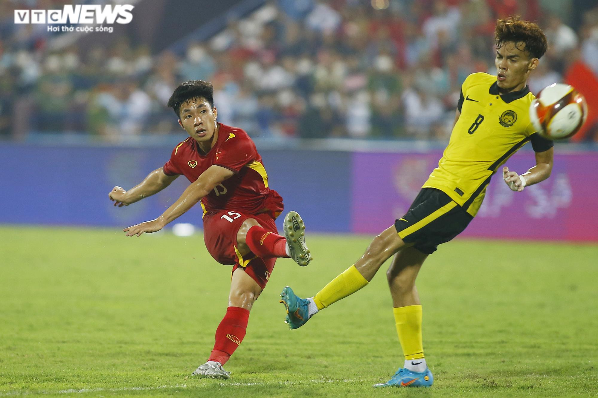 Nhìn lại khoảnh khắc Tiến Linh bùng nổ, khán đài rợp cờ đỏ, vỡ òa niềm vui - 8