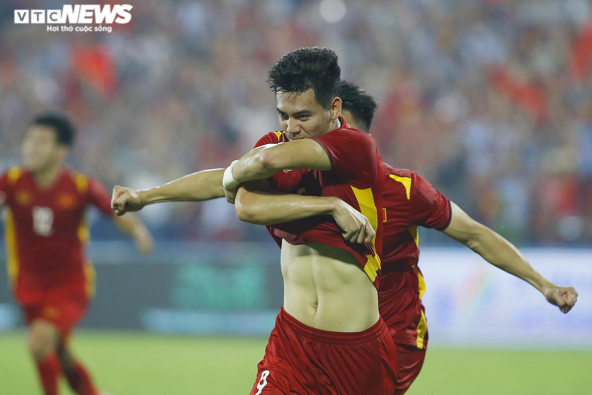 Nhìn lại khoảnh khắc Tiến Linh bùng nổ, khán đài rợp cờ đỏ, vỡ òa niềm vui - 2