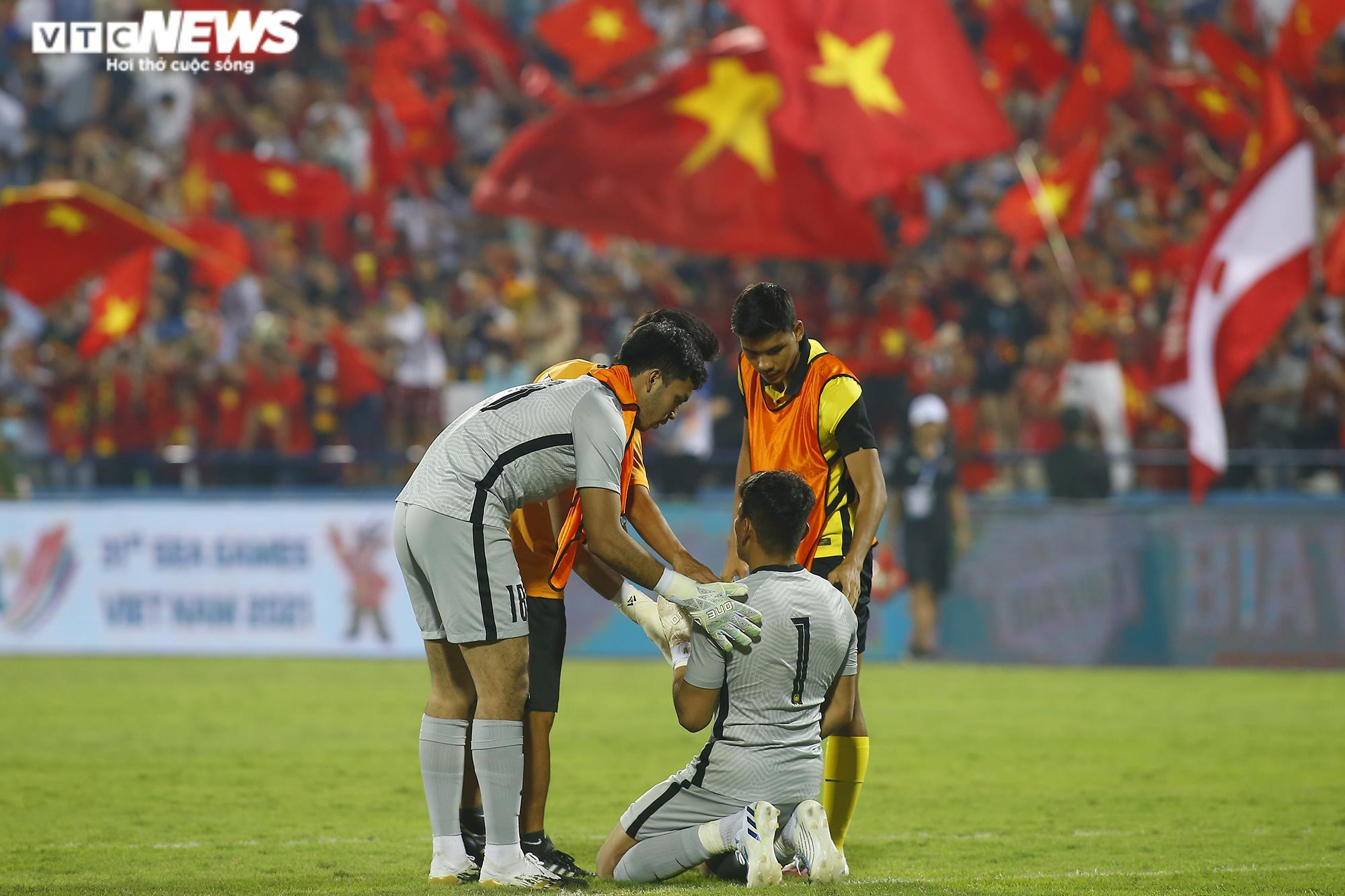 Nhìn lại khoảnh khắc Tiến Linh bùng nổ, khán đài rợp cờ đỏ, vỡ òa niềm vui - 4