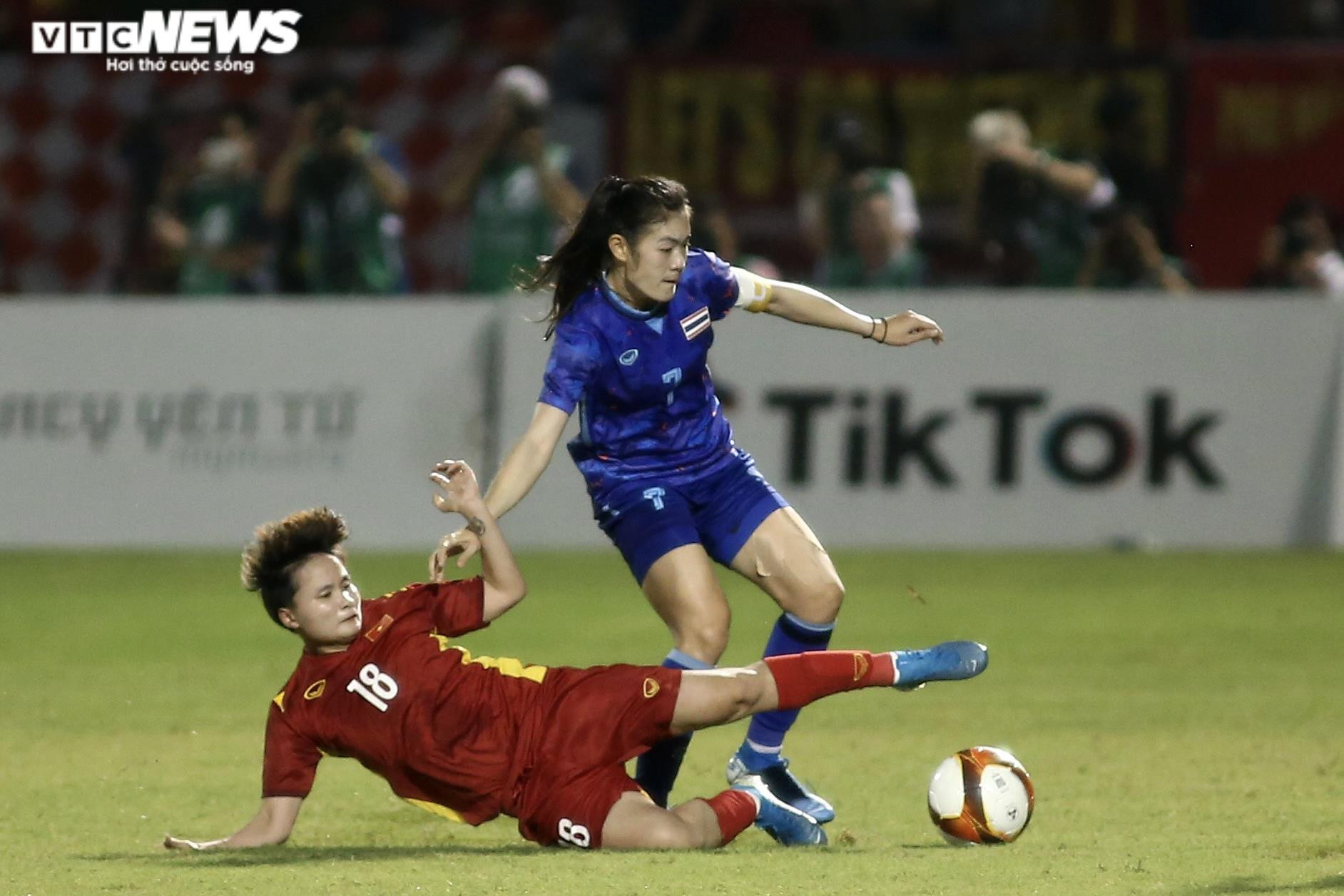 Rơi nước mắt tự hào khi tuyển nữ Việt Nam phất cờ Tổ quốc mừng HCV SEA Games 31 - 9