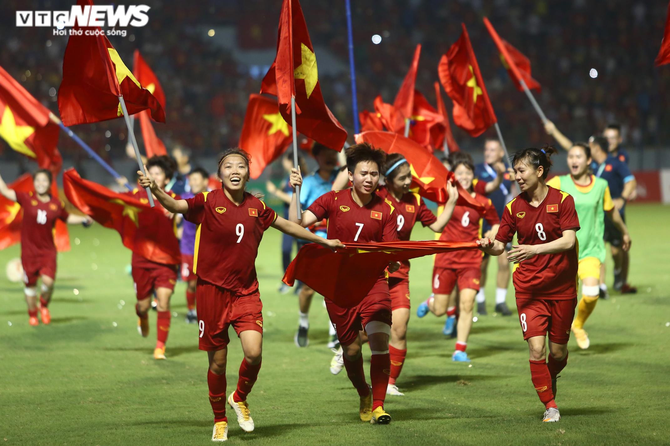 Rơi nước mắt tự hào khi tuyển nữ Việt Nam phất cờ Tổ quốc mừng HCV SEA Games 31 - 1