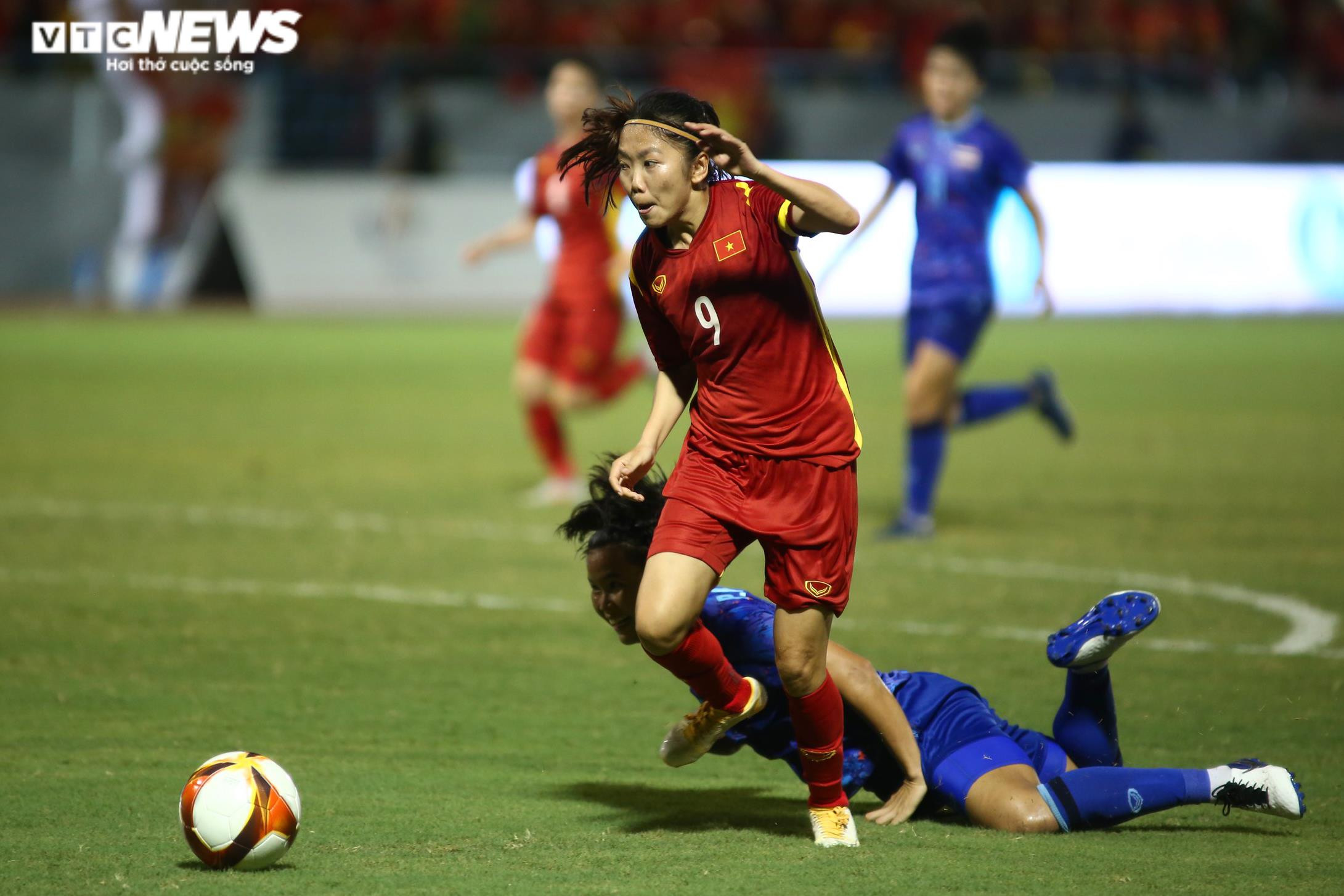 Rơi nước mắt tự hào khi tuyển nữ Việt Nam phất cờ Tổ quốc mừng HCV SEA Games 31 - 7