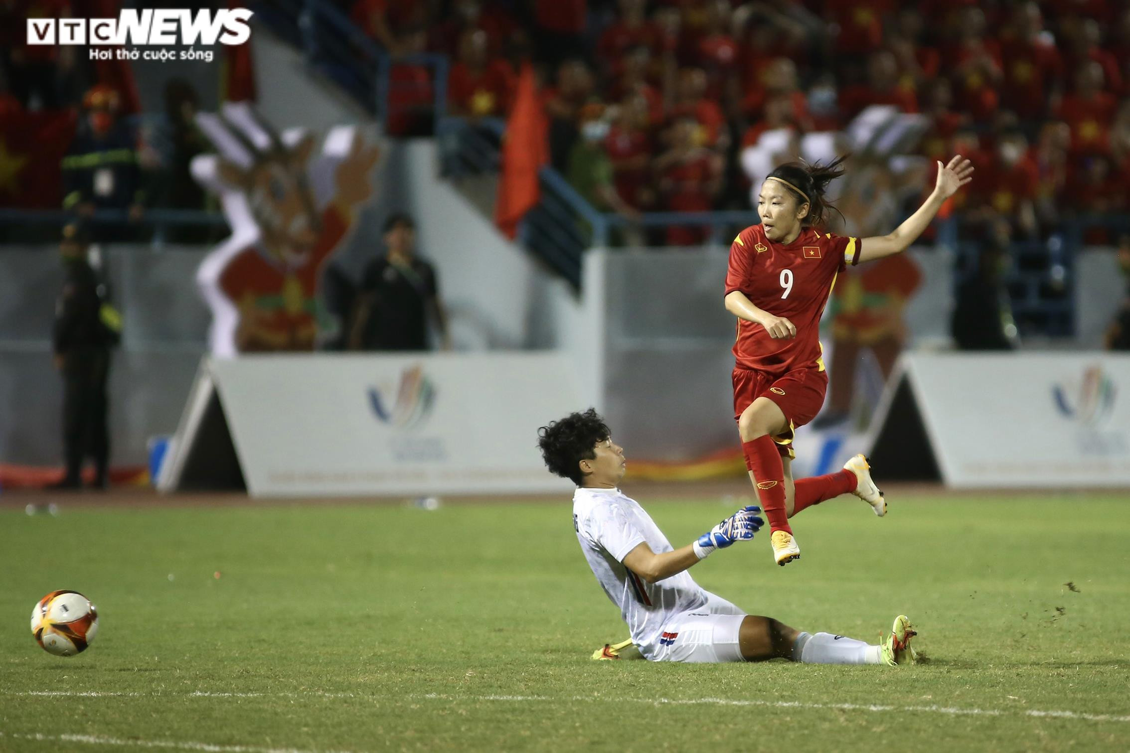 Rơi nước mắt tự hào khi tuyển nữ Việt Nam phất cờ Tổ quốc mừng HCV SEA Games 31 - 6