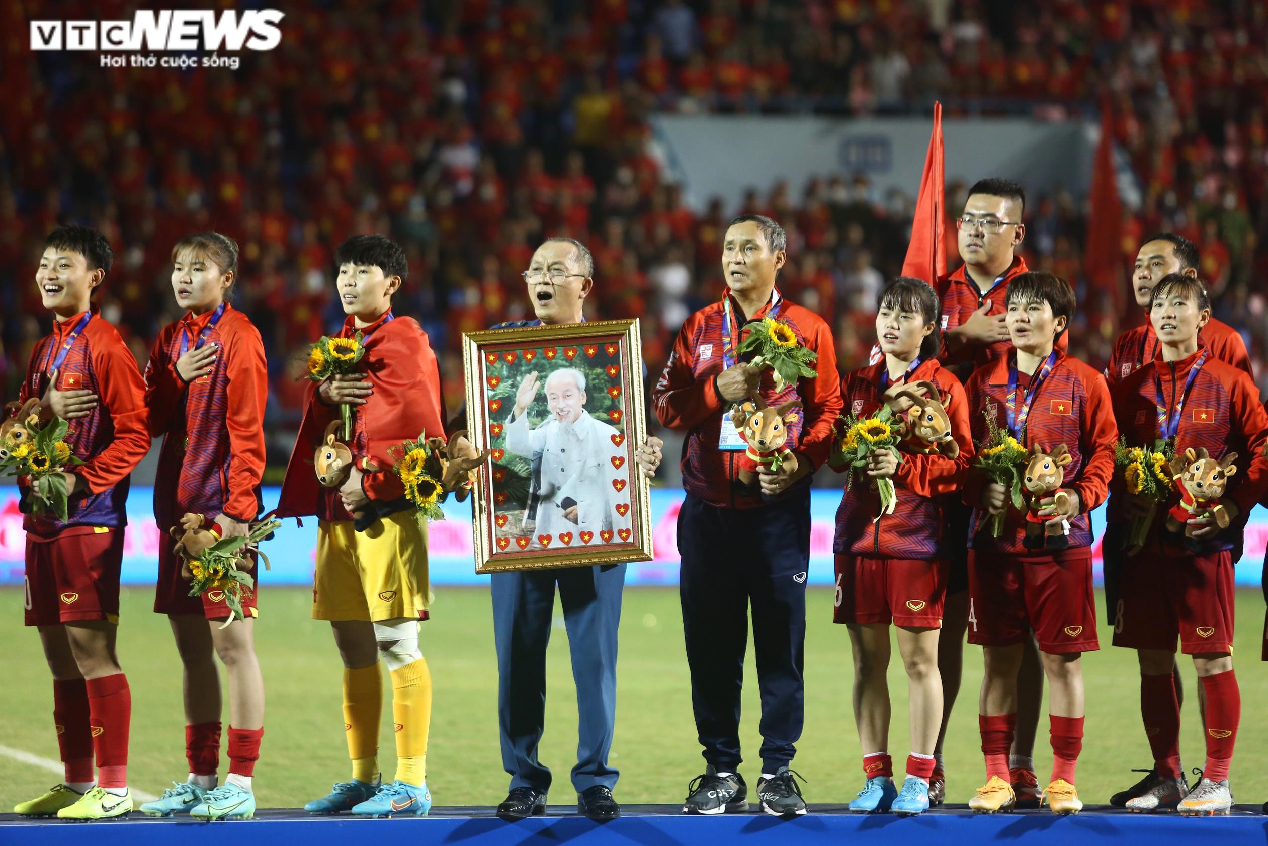 Sống trọn khoảnh khắc tuyển nữ Việt Nam lần thứ 7 giành HCV SEA Games - 1