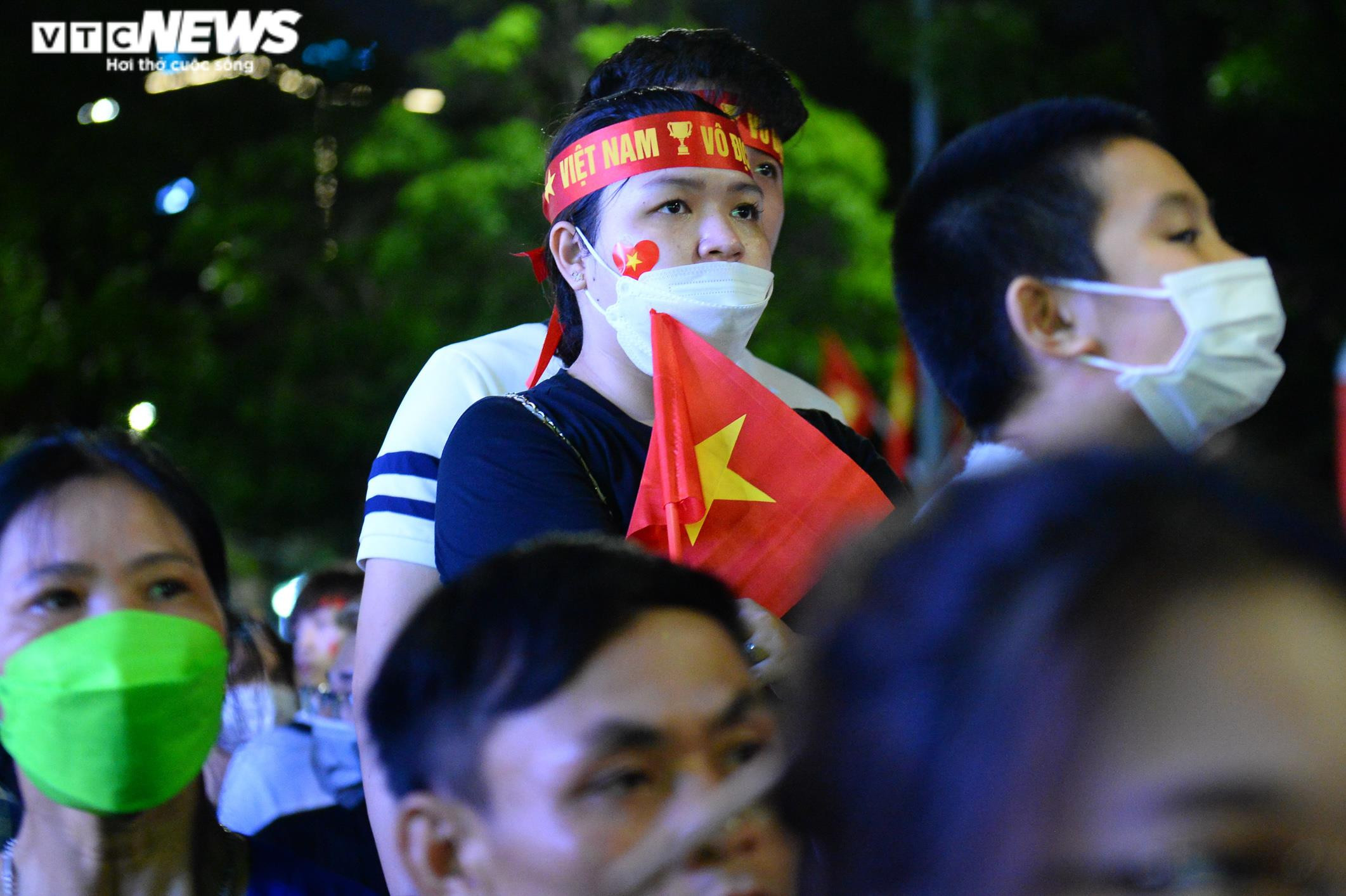 Hết mưa, người dân Hà Nội rủ nhau lên Bờ Hồ xem đội tuyển U23 đá chung kết - 8
