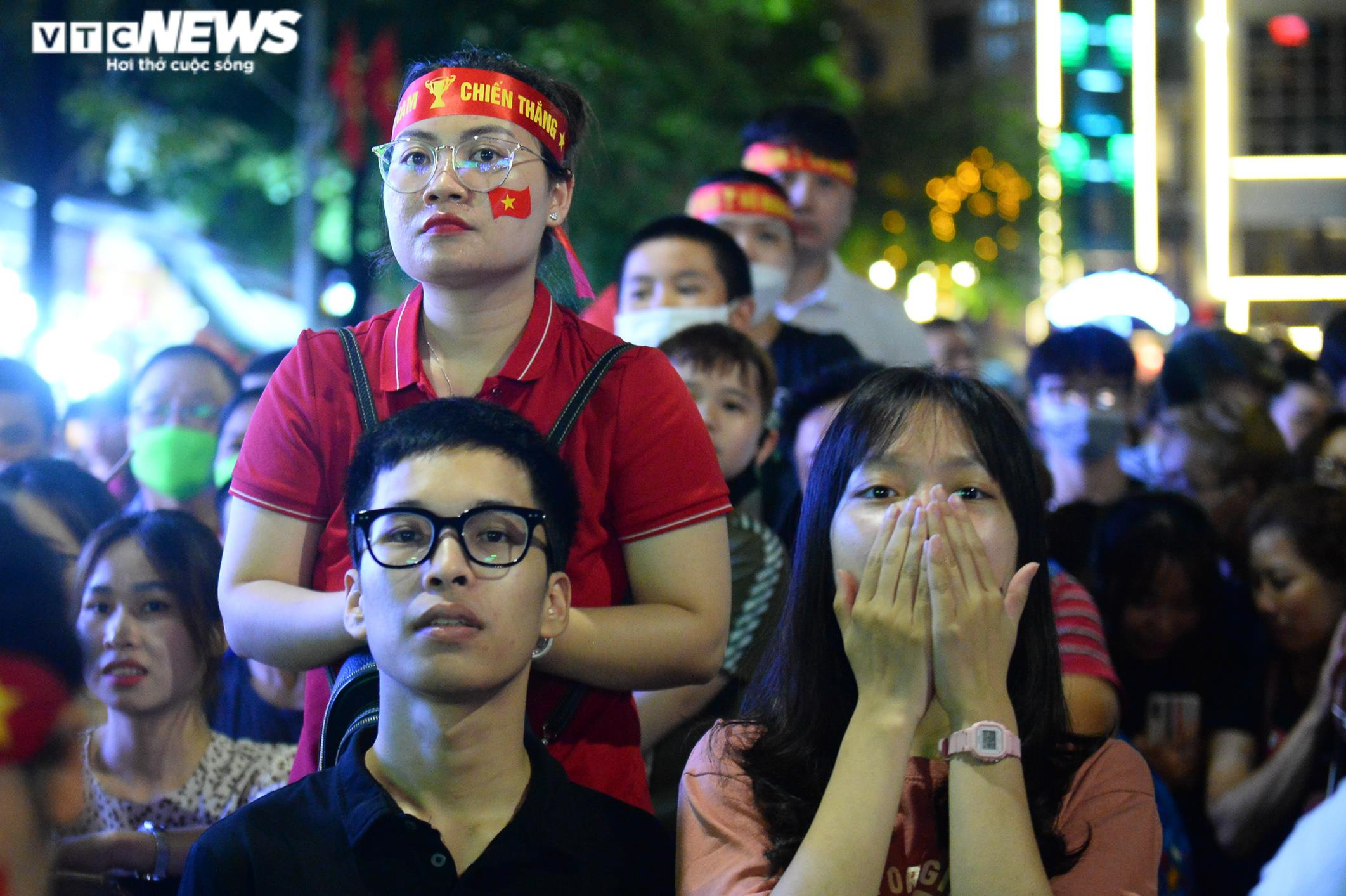 Hết mưa, người dân Hà Nội rủ nhau lên Bờ Hồ xem đội tuyển U23 đá chung kết - 5