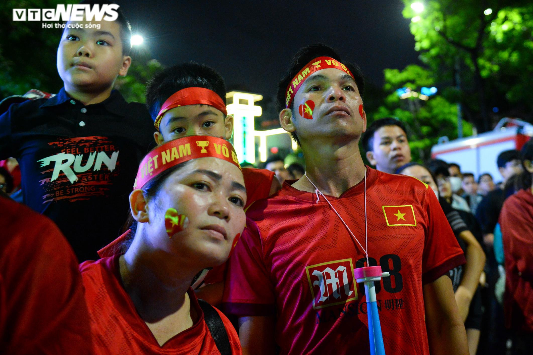 Hết mưa, người dân Hà Nội rủ nhau lên Bờ Hồ xem đội tuyển U23 đá chung kết - 7