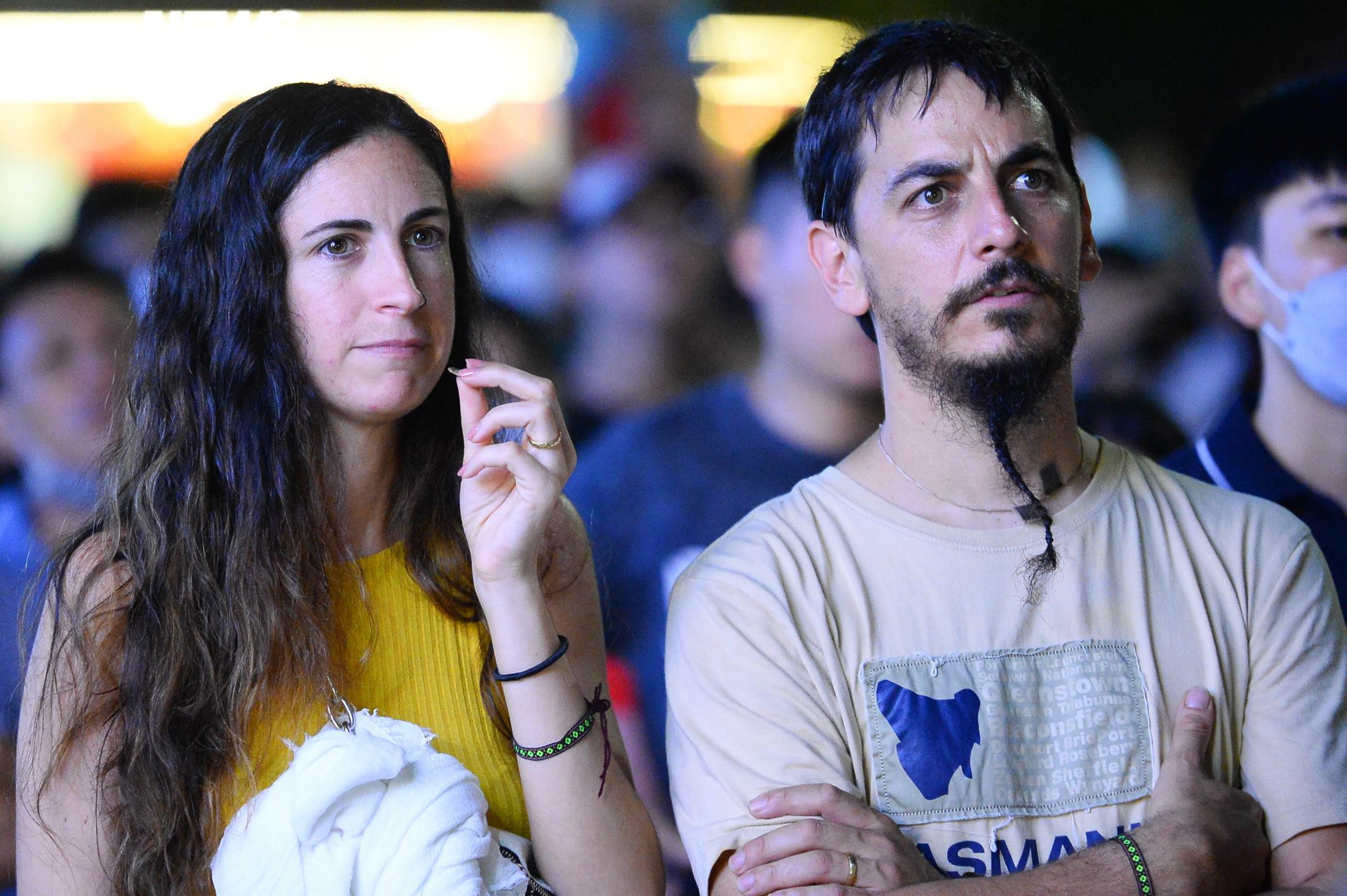 Hết mưa, người dân Hà Nội rủ nhau lên Bờ Hồ xem đội tuyển U23 đá chung kết - 13