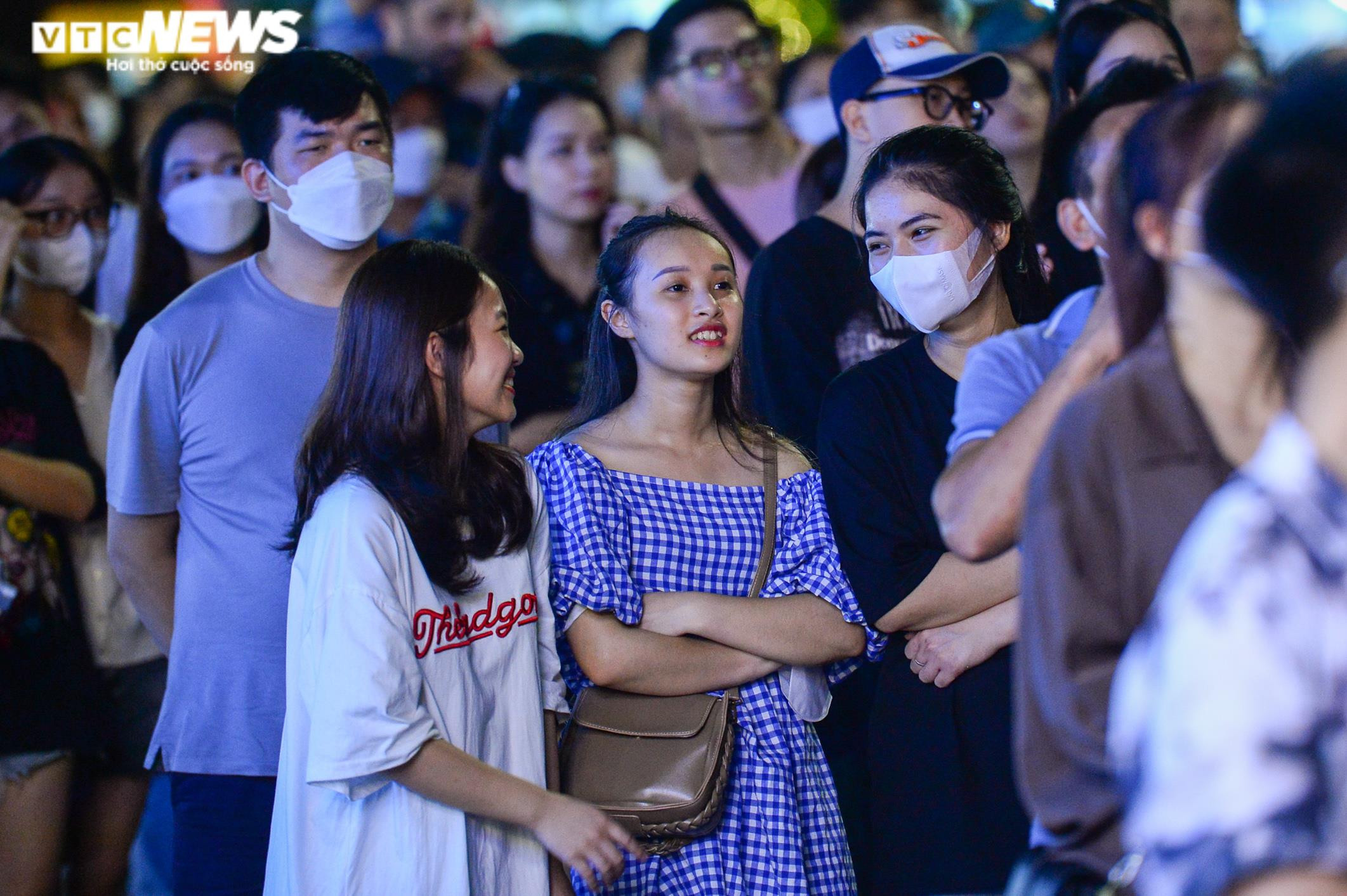 Hết mưa, người dân Hà Nội rủ nhau lên Bờ Hồ xem đội tuyển U23 đá chung kết - 12