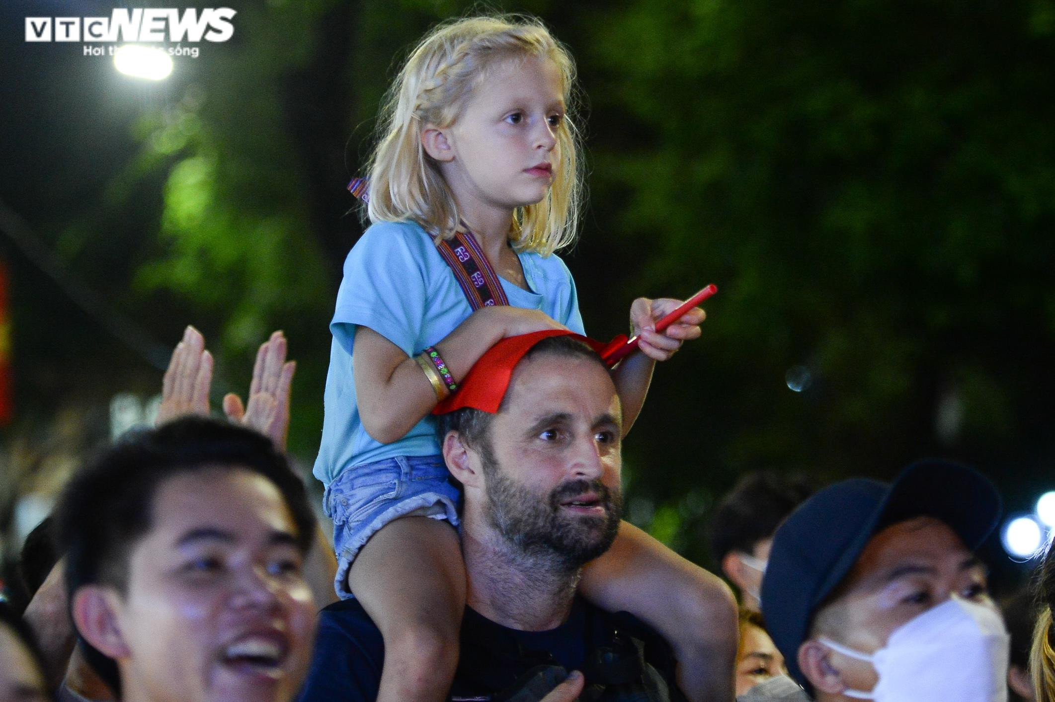 Hết mưa, người dân Hà Nội rủ nhau lên Bờ Hồ xem đội tuyển U23 đá chung kết - 4