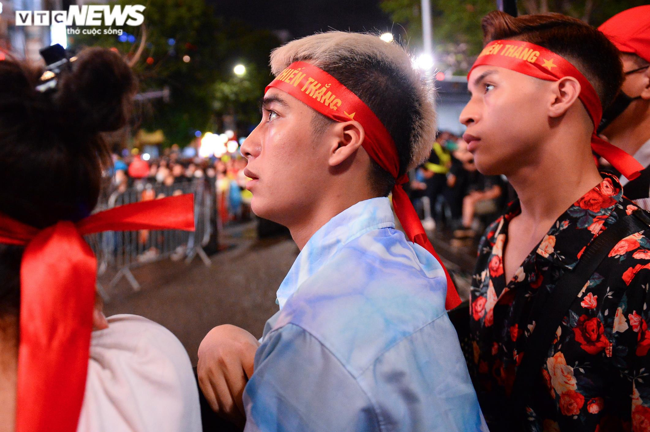 Hết mưa, người dân Hà Nội rủ nhau lên Bờ Hồ xem đội tuyển U23 đá chung kết - 9