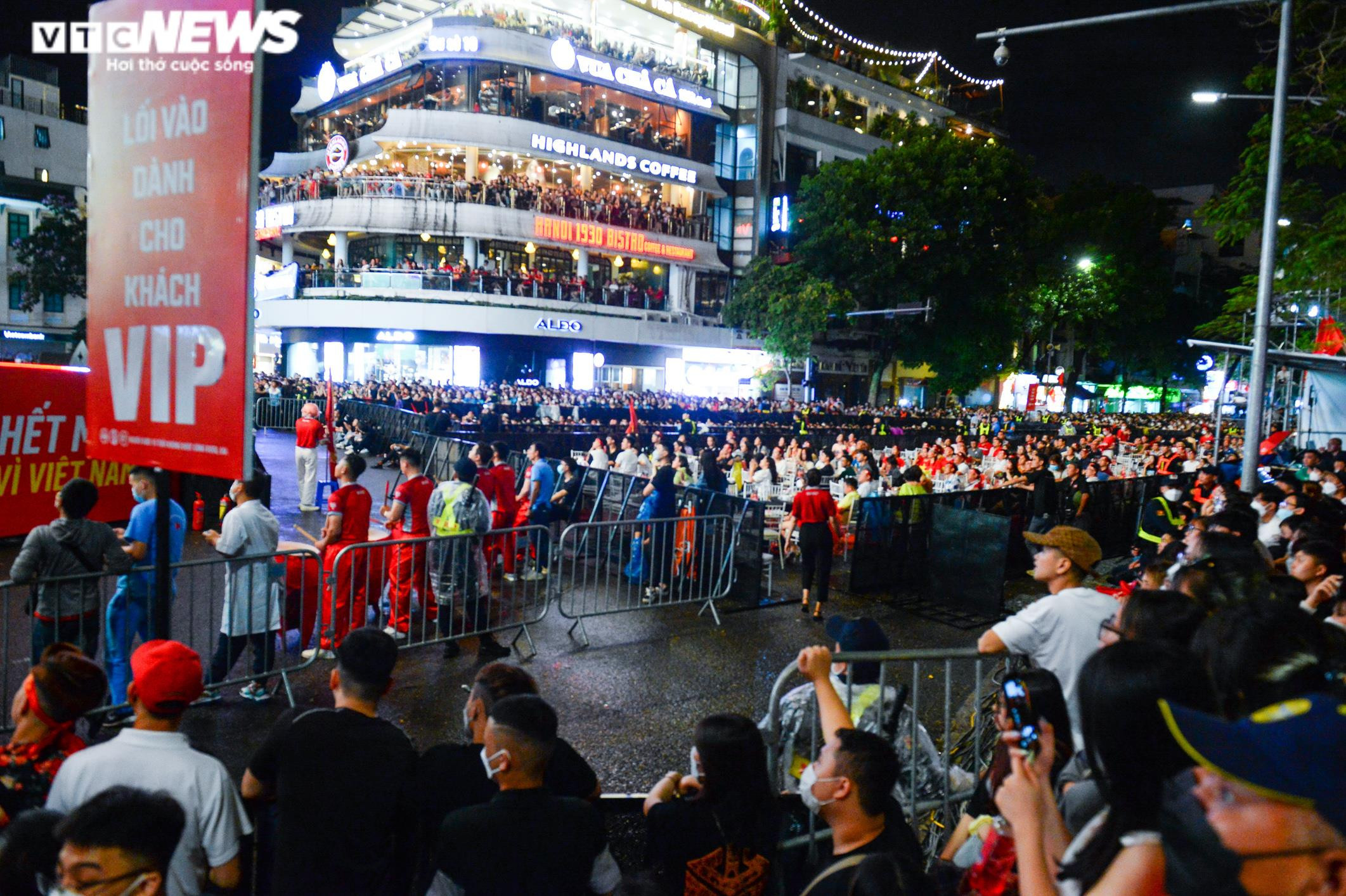 Hết mưa, người dân Hà Nội rủ nhau lên Bờ Hồ xem đội tuyển U23 đá chung kết - 14