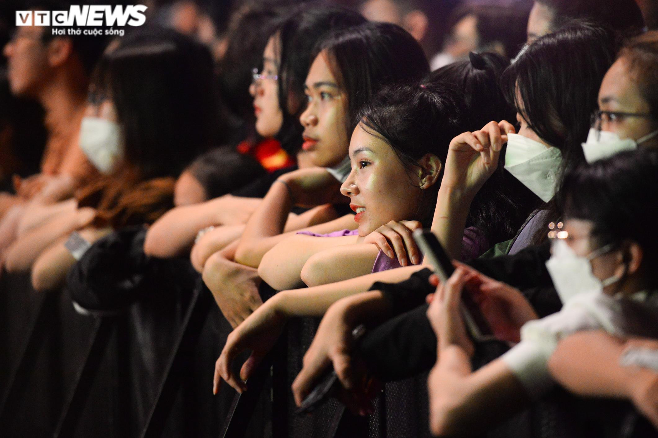 Hết mưa, người dân Hà Nội rủ nhau lên Bờ Hồ xem đội tuyển U23 đá chung kết - 3