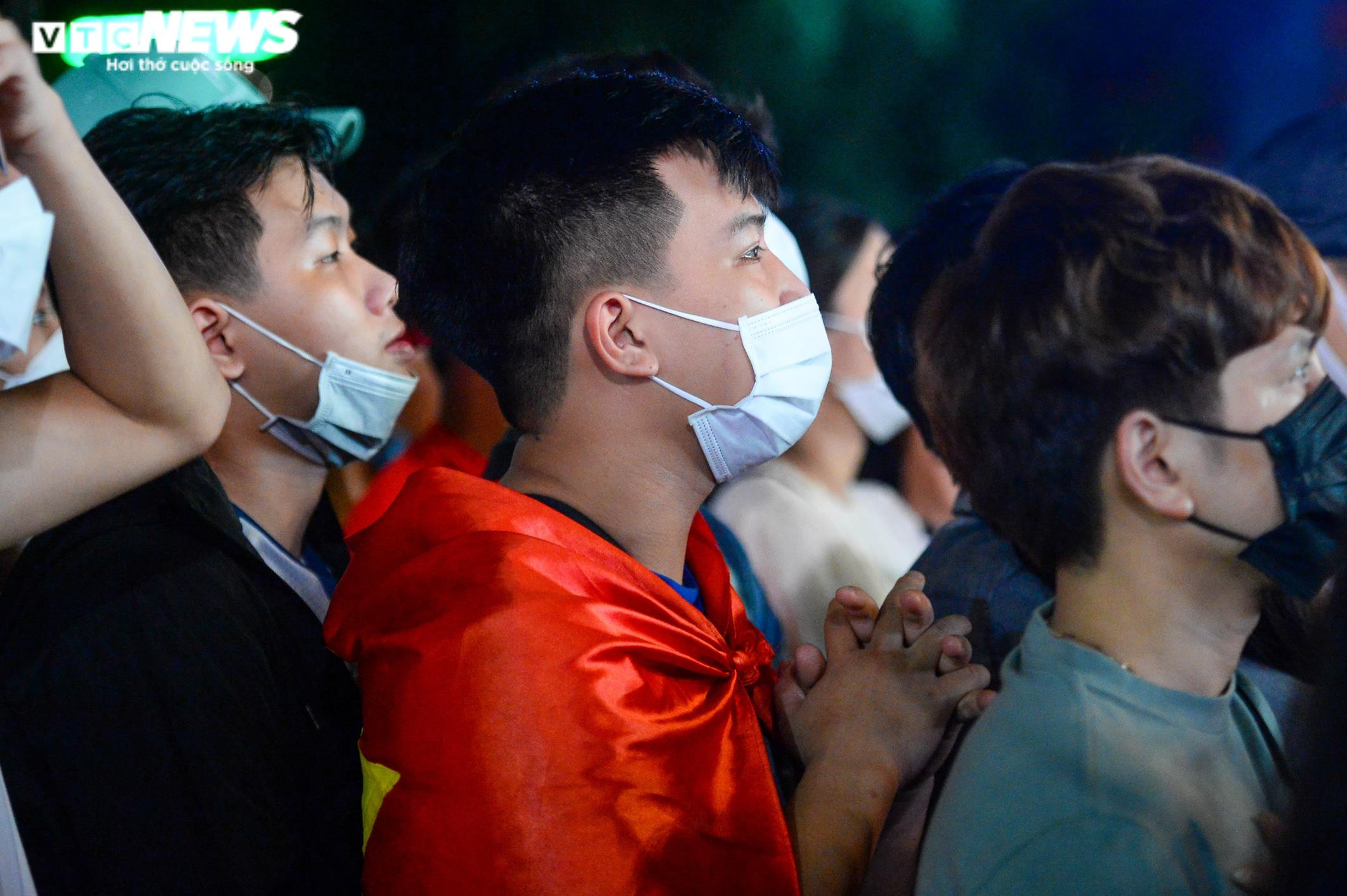 Hết mưa, người dân Hà Nội rủ nhau lên Bờ Hồ xem đội tuyển U23 đá chung kết - 10