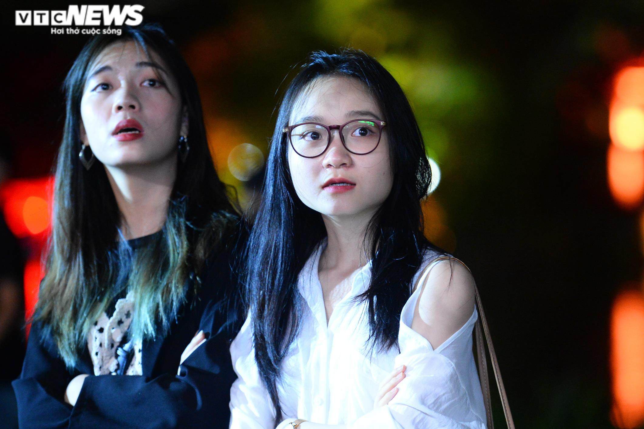 Hết mưa, người dân Hà Nội rủ nhau lên Bờ Hồ xem đội tuyển U23 đá chung kết - 11