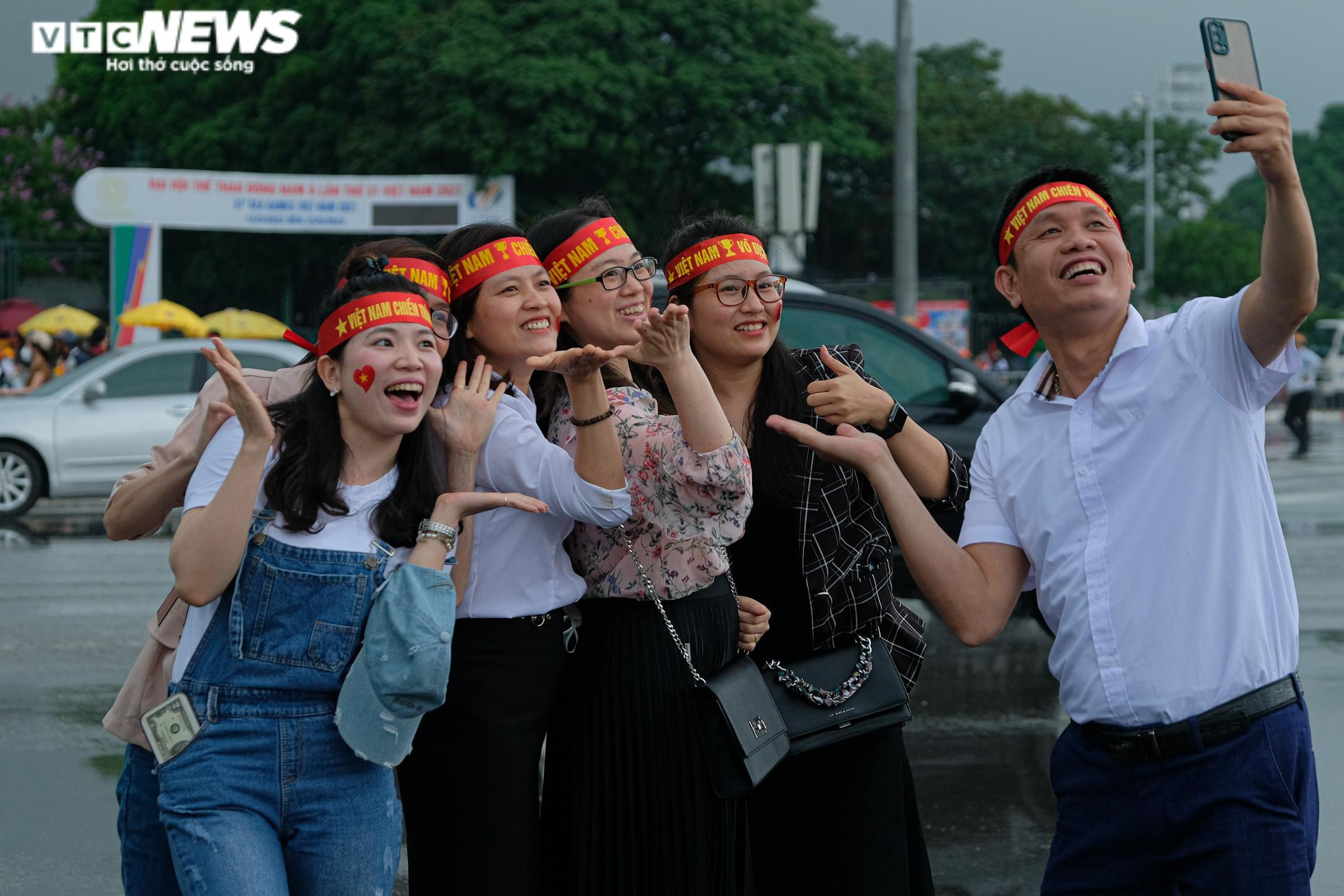 Vạn người đổ về sân Mỹ Đình cổ vũ U23 Việt Nam đại chiến U23 Thái Lan - 11