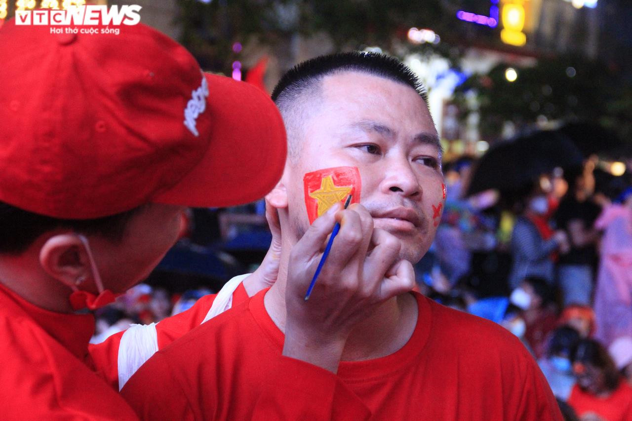 TP.HCM: Người hâm mộ phủ kín phố đi bộ Nguyễn Huệ cổ vũ đội tuyển U23 - 5