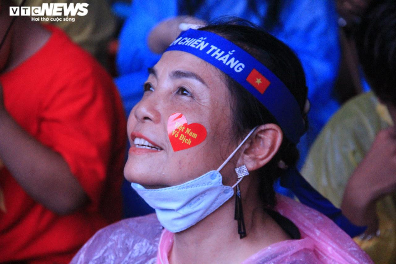 TP.HCM: Người hâm mộ phủ kín phố đi bộ Nguyễn Huệ cổ vũ đội tuyển U23 - 9