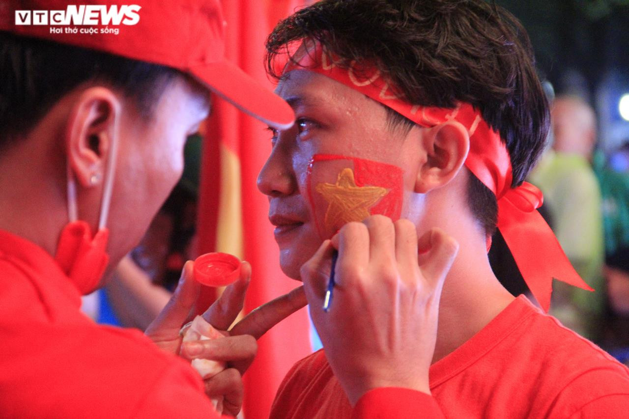 TP.HCM: Người hâm mộ phủ kín phố đi bộ Nguyễn Huệ cổ vũ đội tuyển U23 - 3