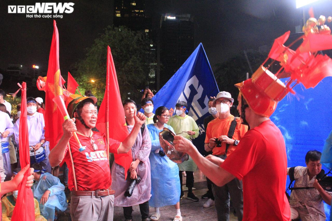 TP.HCM: Người hâm mộ phủ kín phố đi bộ Nguyễn Huệ cổ vũ đội tuyển U23 - 10