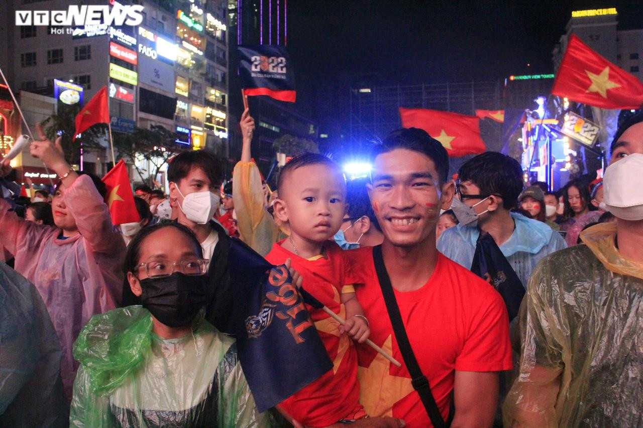 TP.HCM: Người hâm mộ phủ kín phố đi bộ Nguyễn Huệ cổ vũ đội tuyển U23 - 6