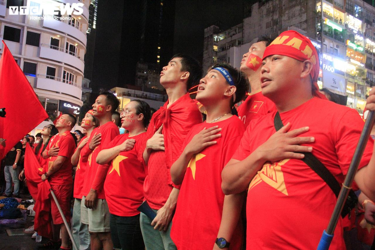 TP.HCM: Người hâm mộ phủ kín phố đi bộ Nguyễn Huệ cổ vũ đội tuyển U23 - 8