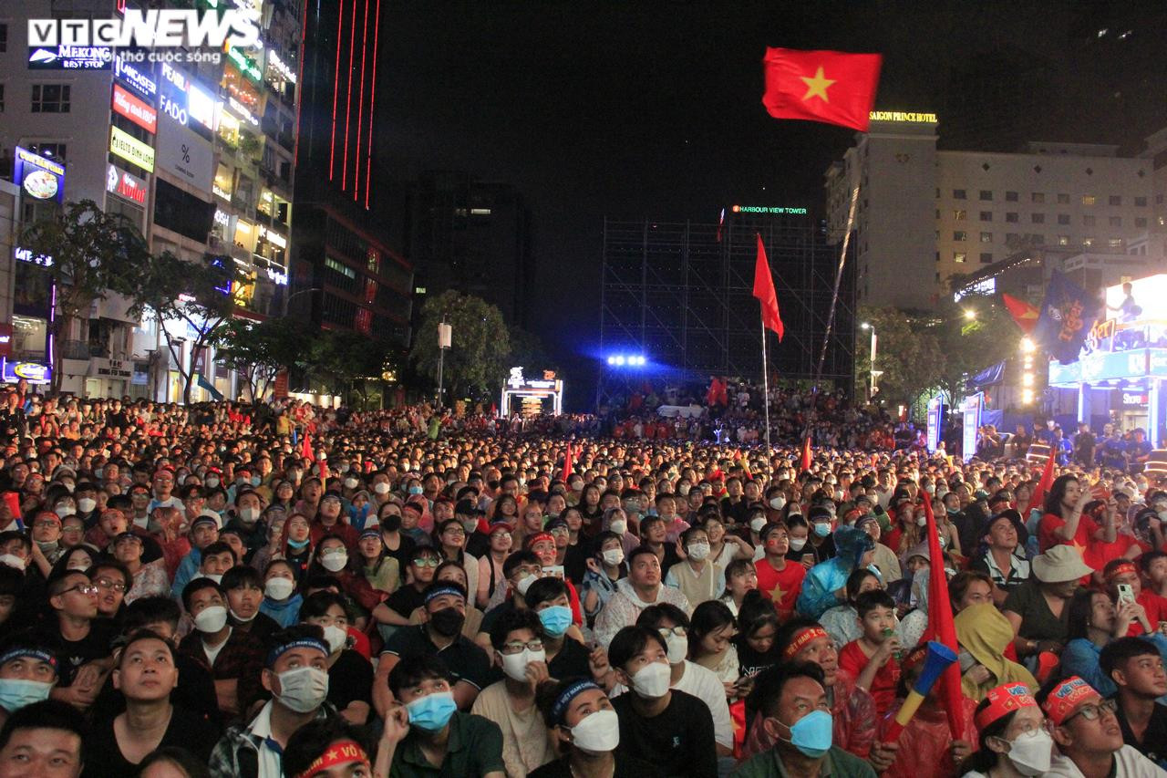 TP.HCM: Người hâm mộ phủ kín phố đi bộ Nguyễn Huệ cổ vũ đội tuyển U23 - 15