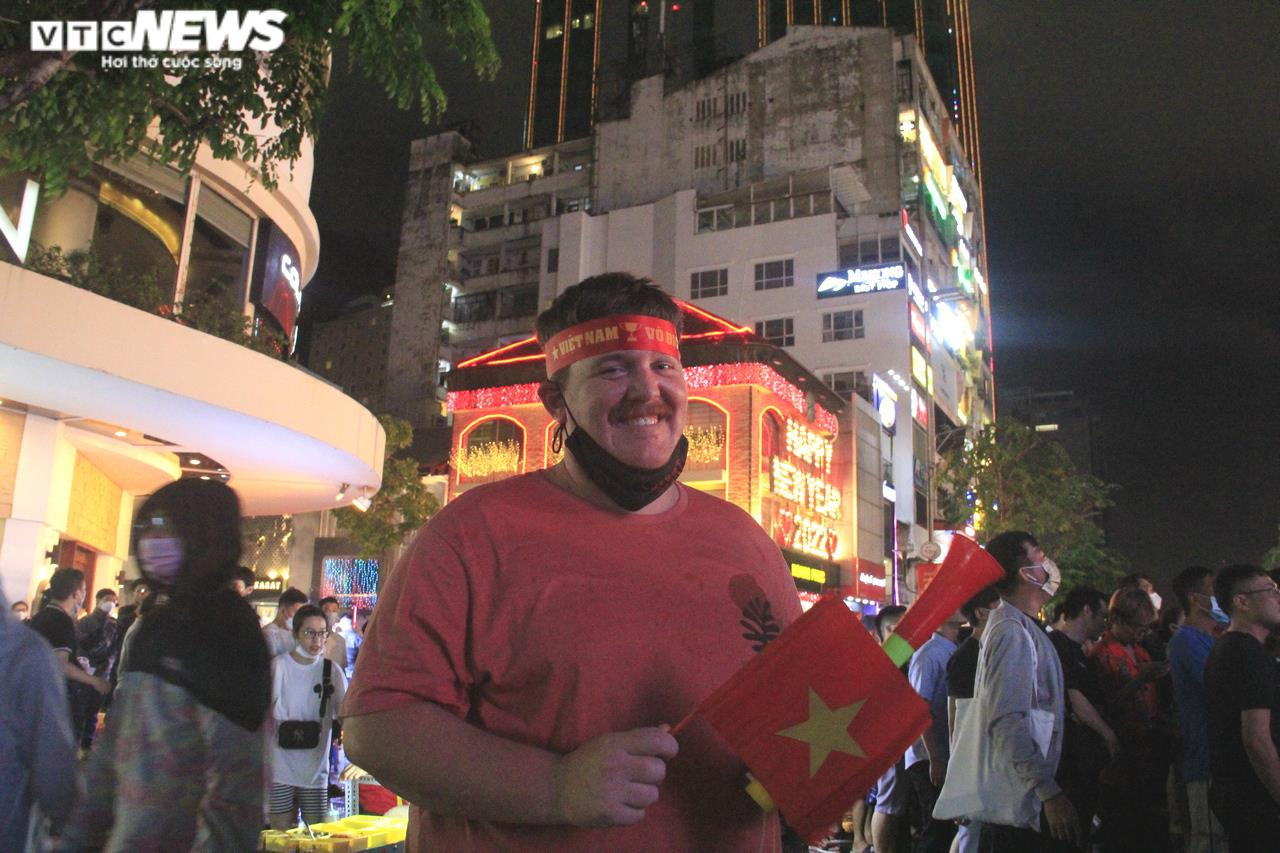 TP.HCM: Người hâm mộ phủ kín phố đi bộ Nguyễn Huệ cổ vũ đội tuyển U23 - 7