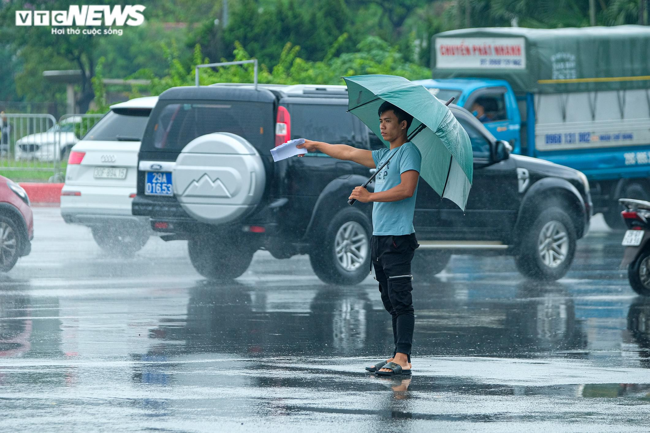 Lo mưa giông đúng giờ chung kết, phe vé điêu đứng giảm giá kịch khung - 4