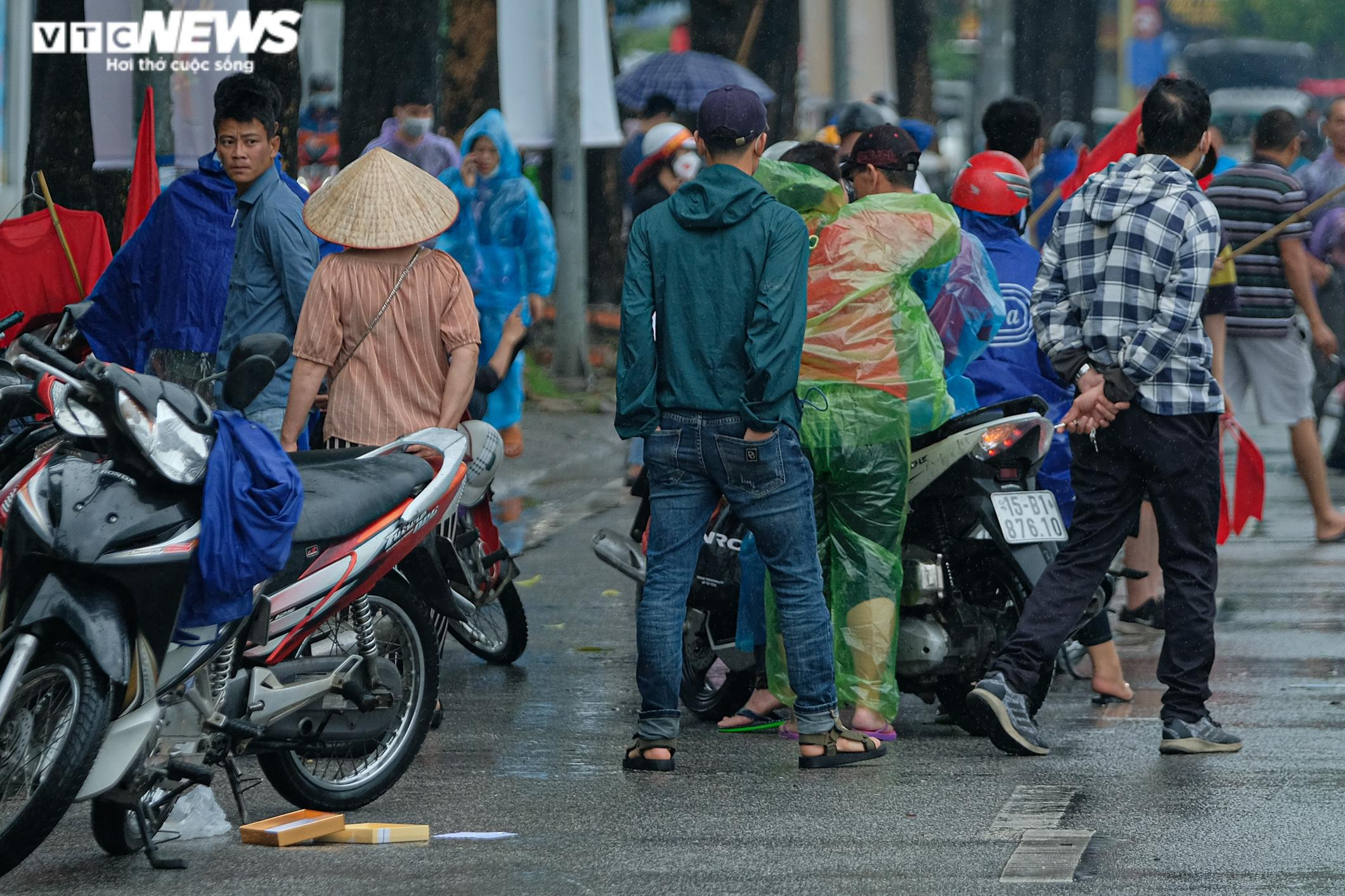 Lo mưa giông đúng giờ chung kết, phe vé điêu đứng giảm giá kịch khung - 9