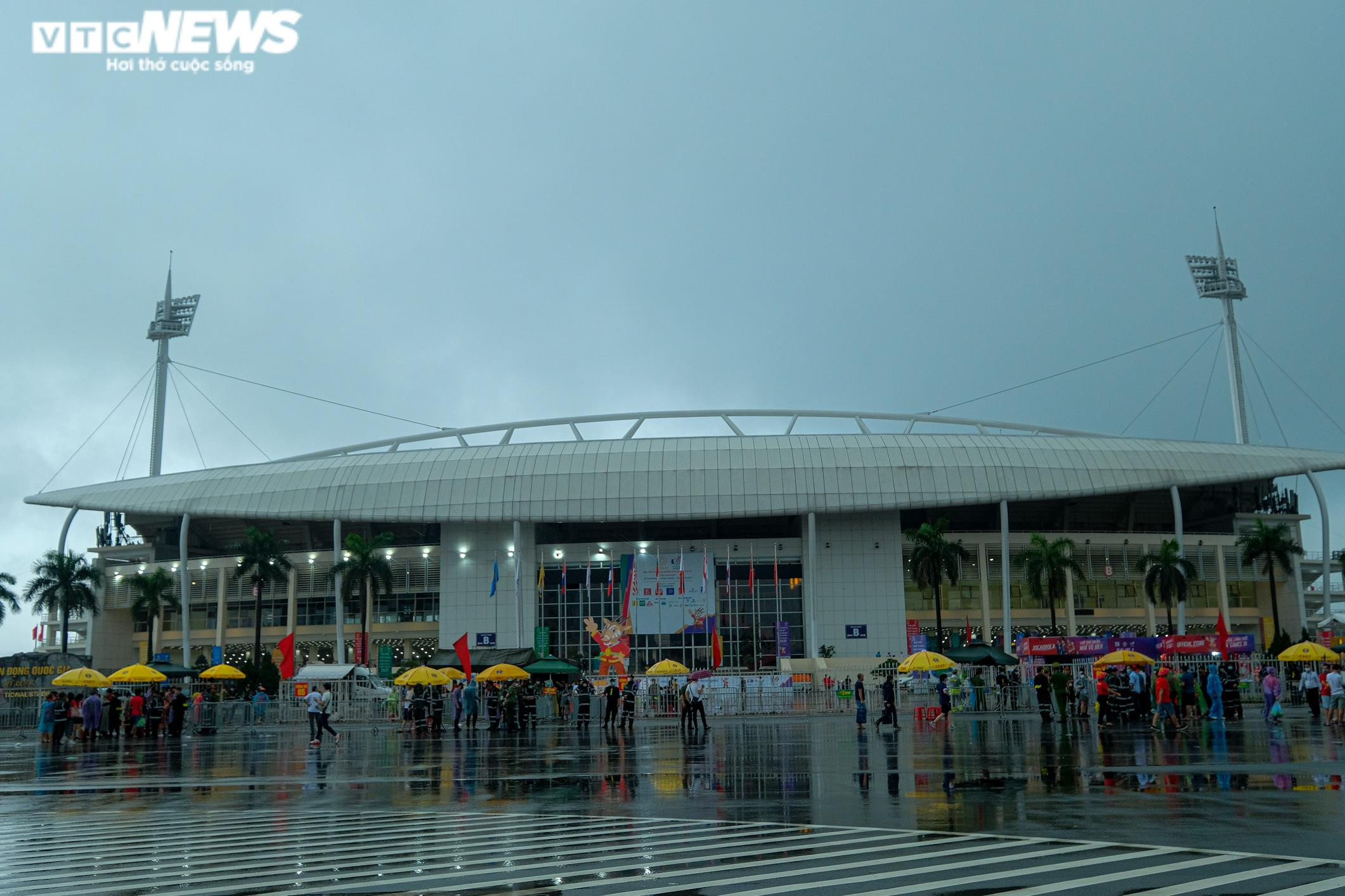 Lo mưa giông đúng giờ chung kết, phe vé điêu đứng giảm giá kịch khung - 10