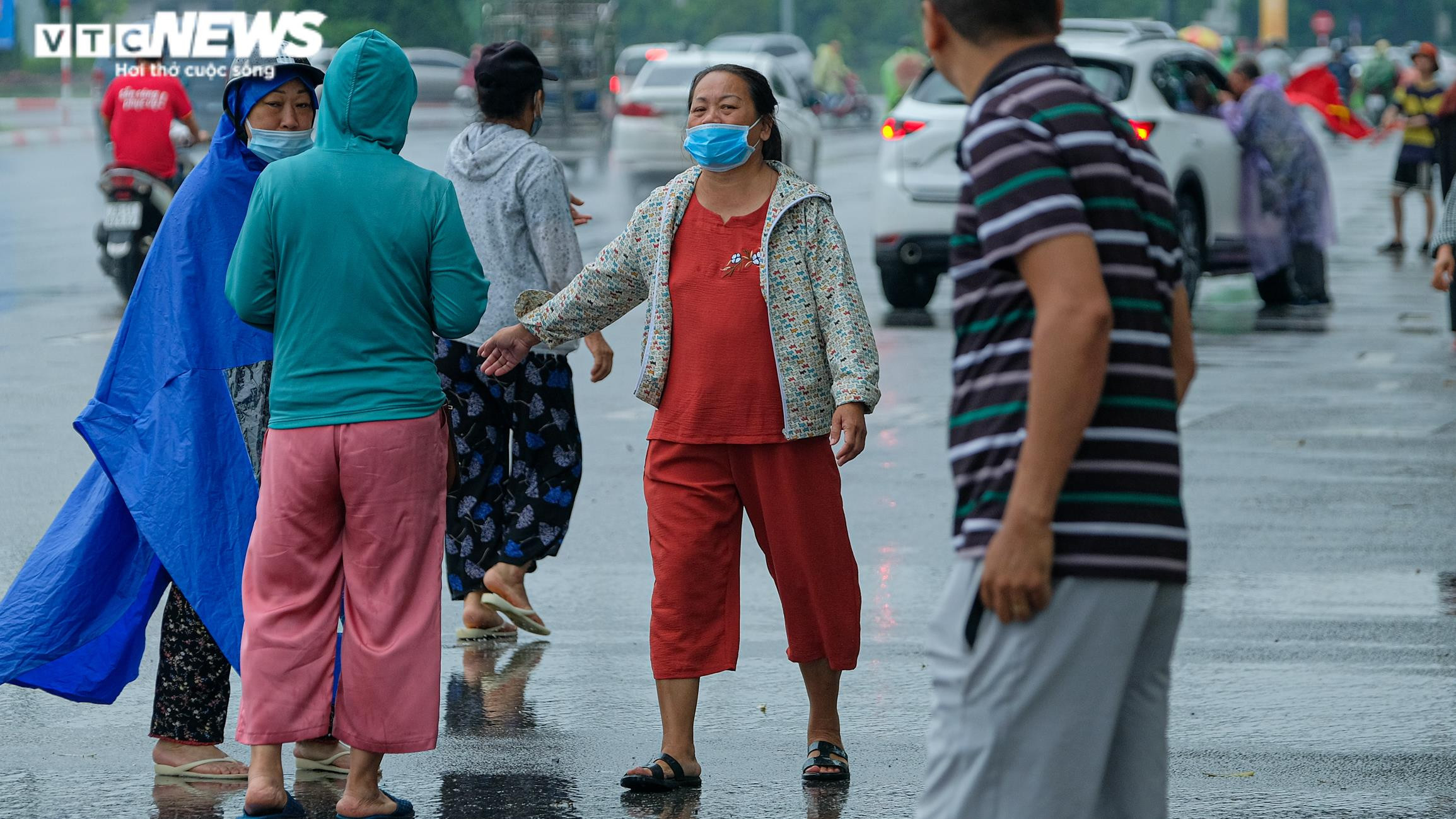 Lo mưa giông đúng giờ chung kết, phe vé điêu đứng giảm giá kịch khung - 1