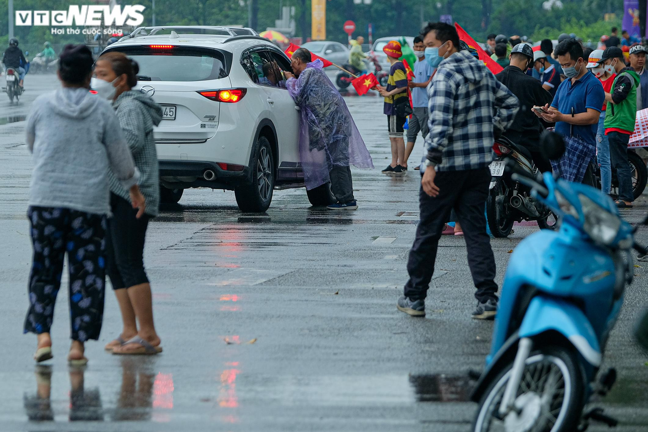 Lo mưa giông đúng giờ chung kết, phe vé điêu đứng giảm giá kịch khung - 7