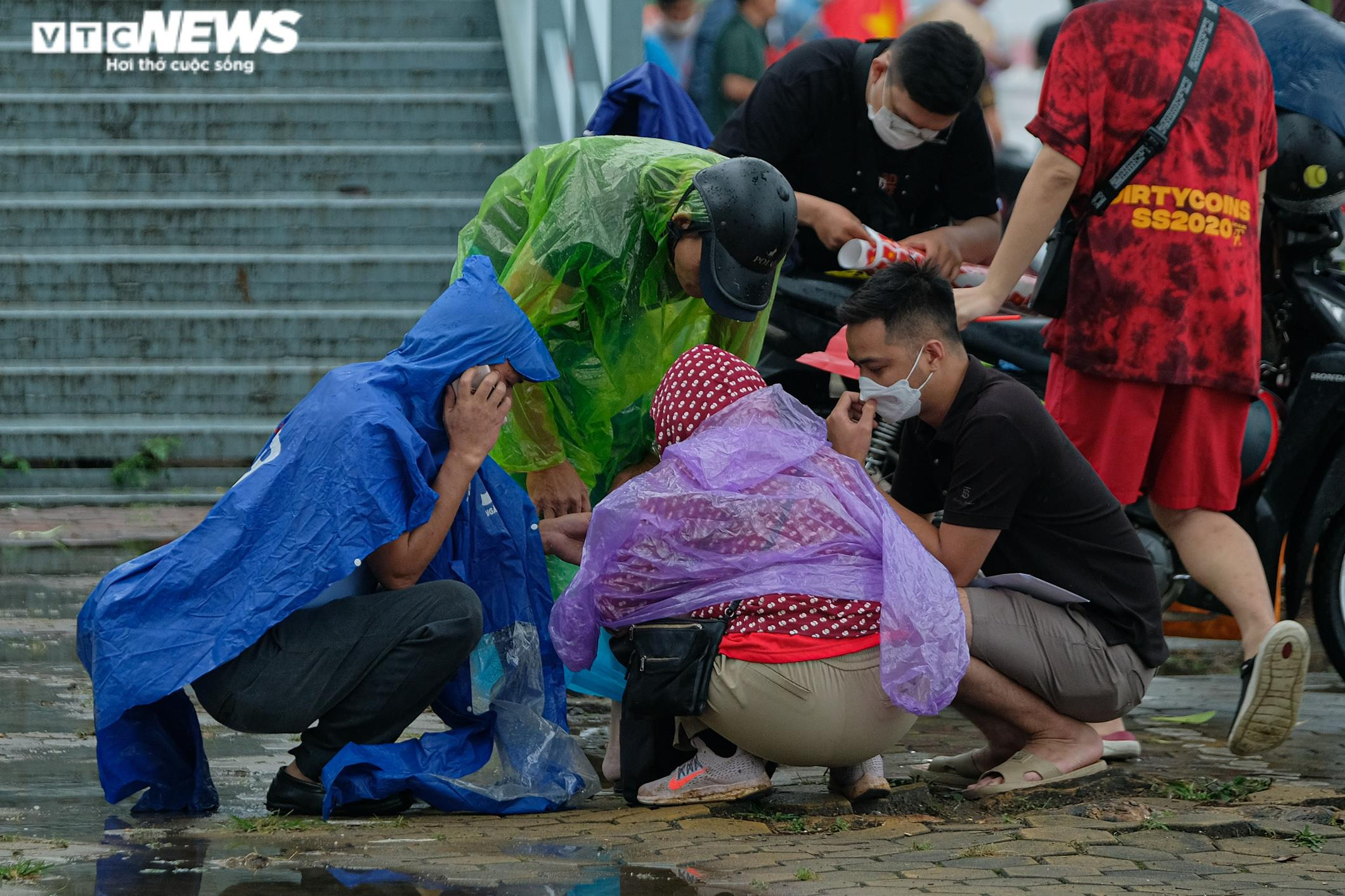 Lo mưa giông đúng giờ chung kết, phe vé điêu đứng giảm giá kịch khung - 6