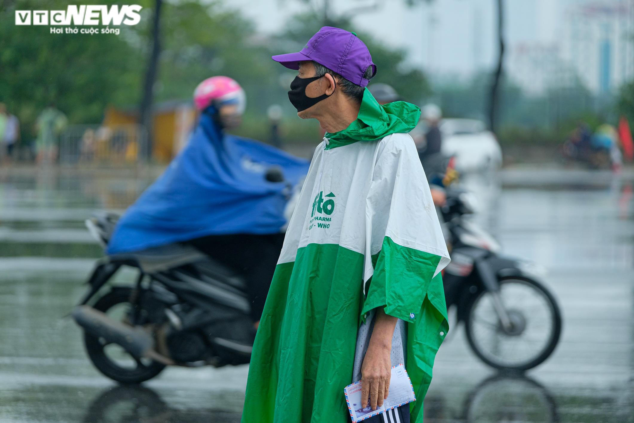 Lo mưa giông đúng giờ chung kết, phe vé điêu đứng giảm giá kịch khung - 5