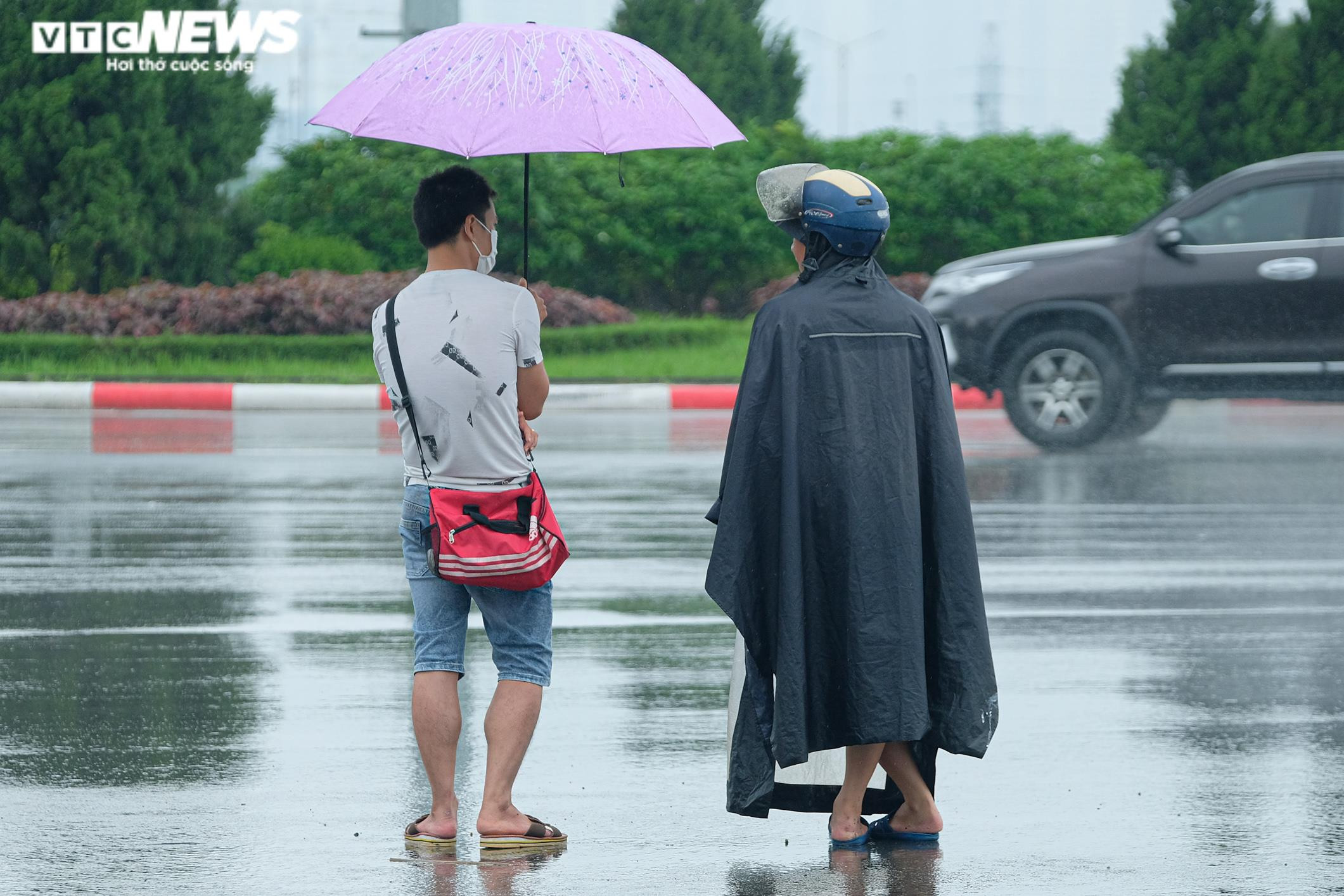 Lo mưa giông đúng giờ chung kết, phe vé điêu đứng giảm giá kịch khung - 8