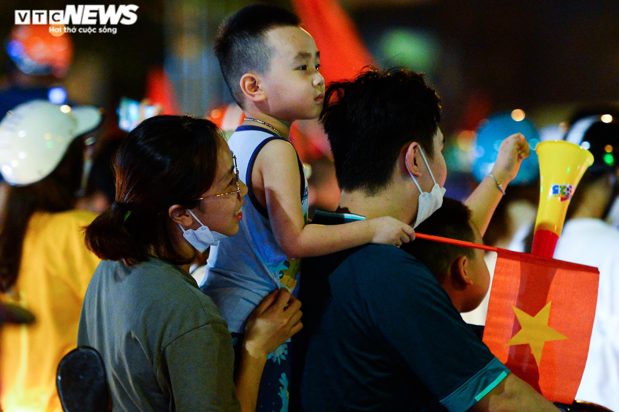 Nửa đêm, CĐV nhí vẫn theo bố mẹ xuống đường mừng U23 Việt Nam vô địch - 3