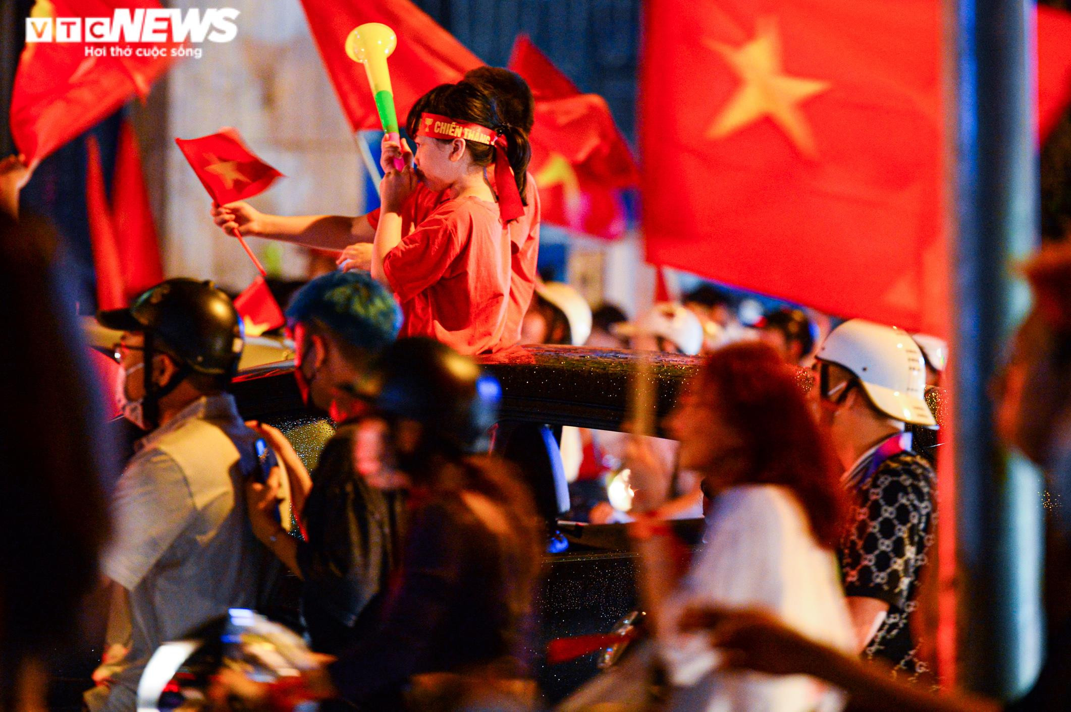 Nửa đêm, CĐV nhí vẫn theo bố mẹ xuống đường mừng U23 Việt Nam vô địch - 9