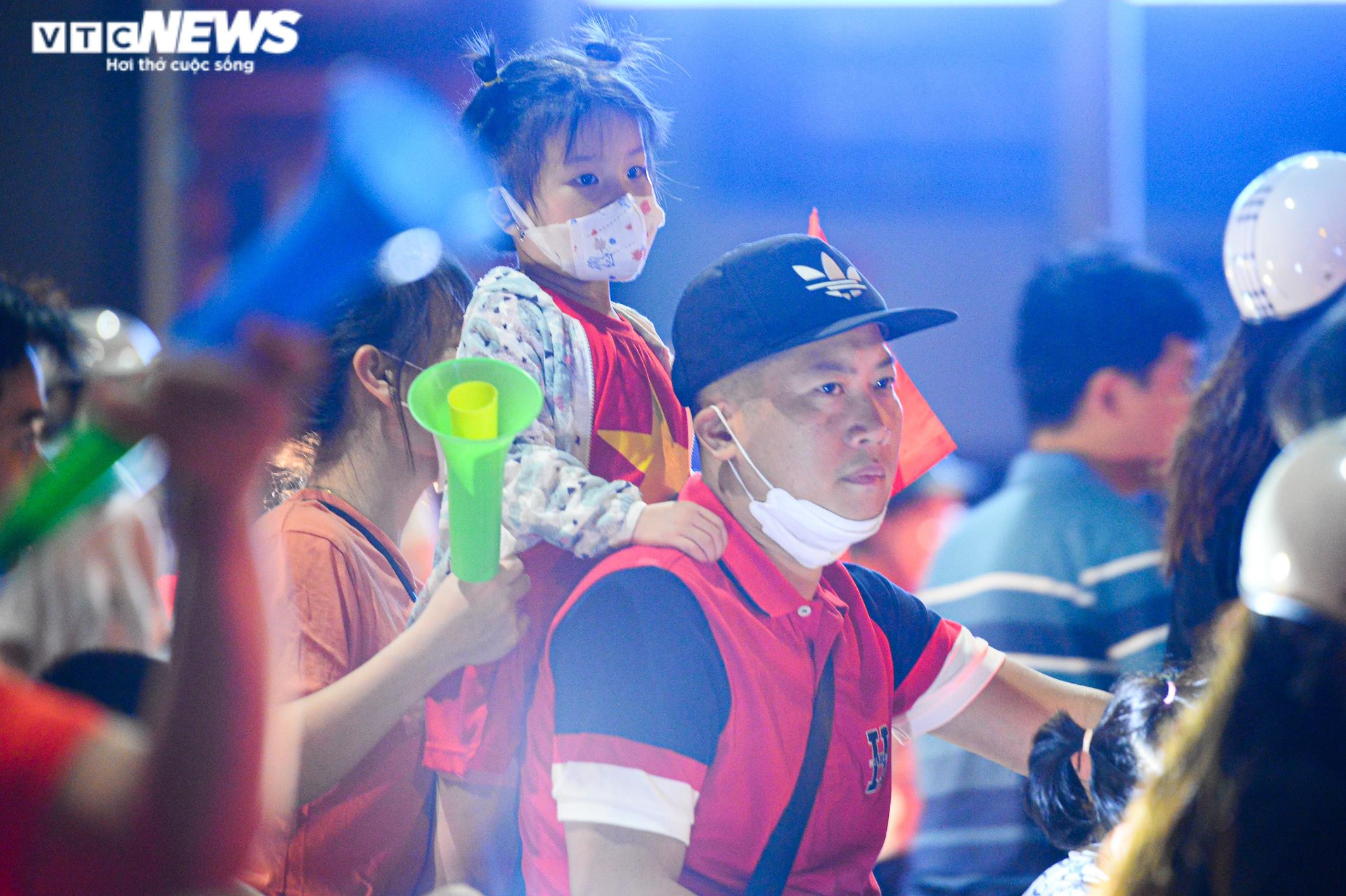 Nửa đêm, CĐV nhí vẫn theo bố mẹ xuống đường mừng U23 Việt Nam vô địch - 8