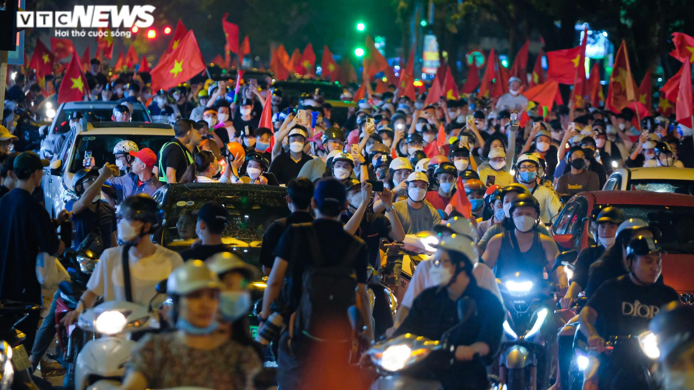 Nửa đêm, CĐV nhí vẫn theo bố mẹ xuống đường mừng U23 Việt Nam vô địch - 1