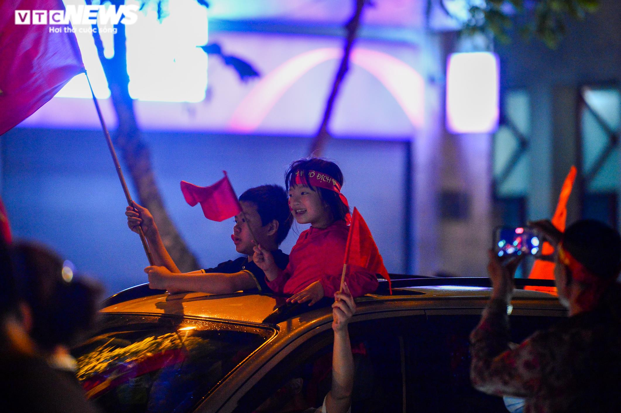 Nửa đêm, CĐV nhí vẫn theo bố mẹ xuống đường mừng U23 Việt Nam vô địch - 4